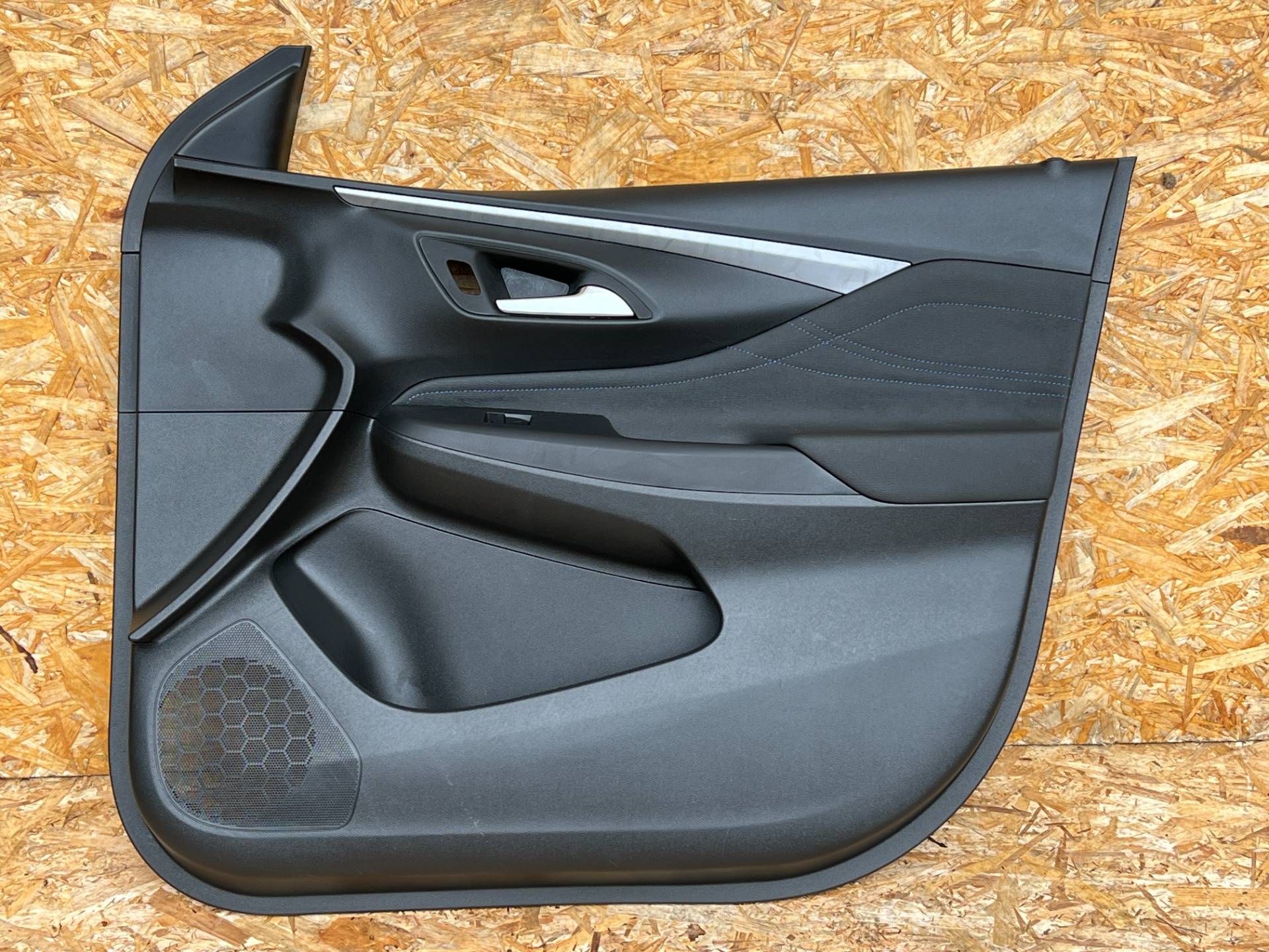 Обшивка двери передней правой (дверная карта) Buick Envista 2024 OEM 42900279
