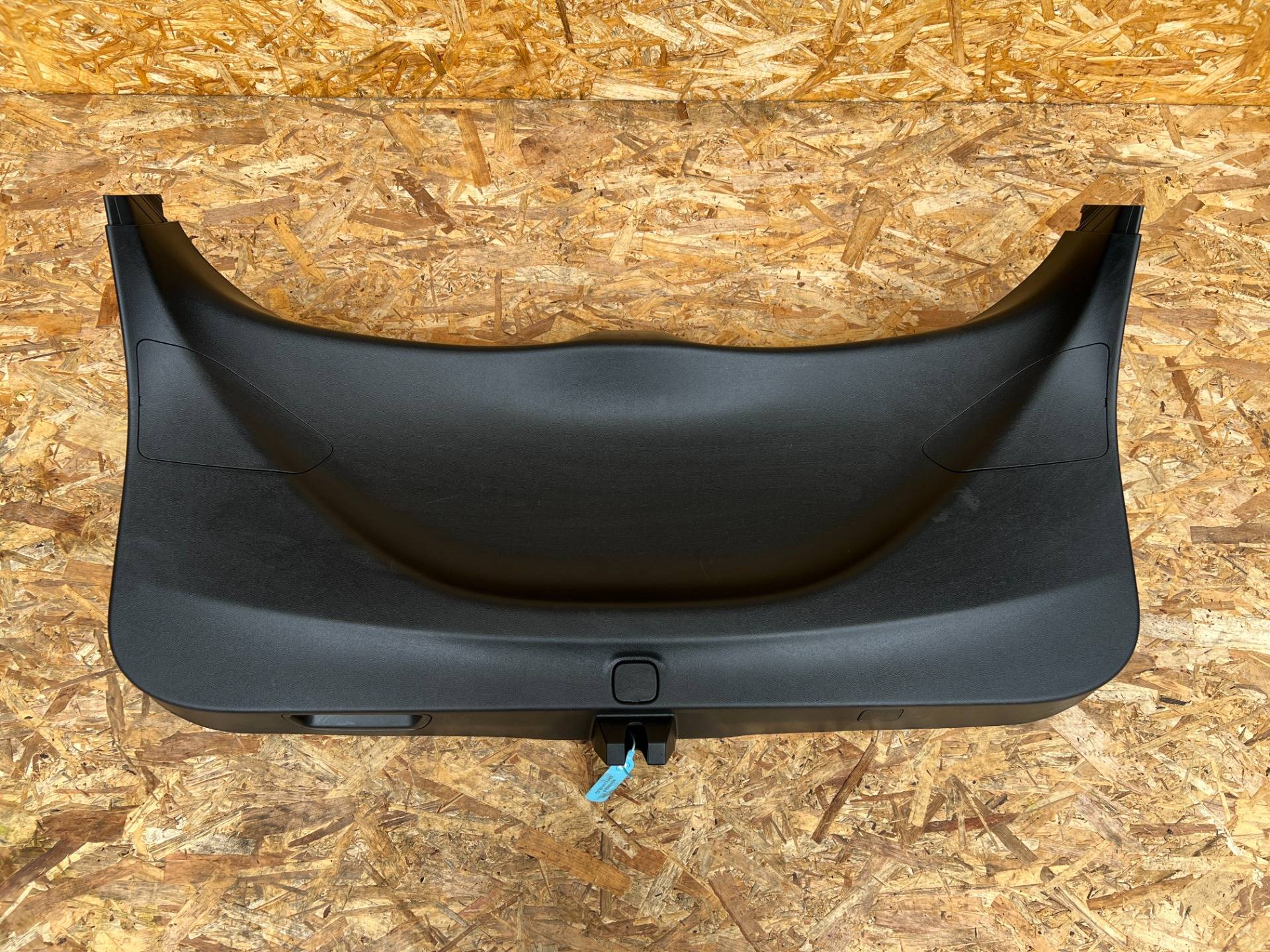 Обшивка крышки багажника Buick Encore GX 2024 OEM 42763436, 42725620, 42748564