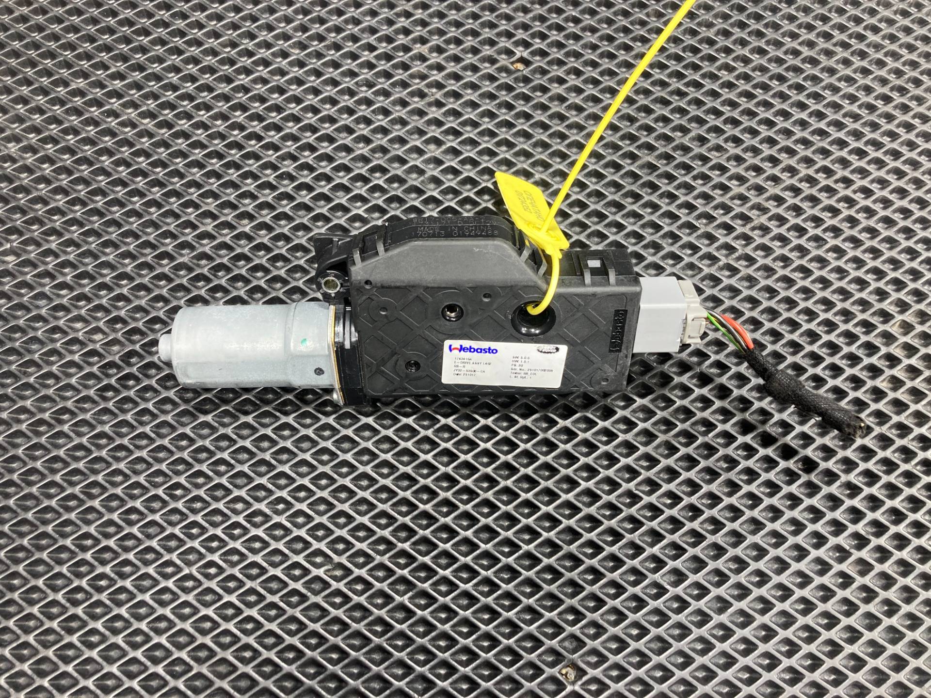 Двигатель электролюка Land Rover Discovery 5 2017 OEM JY3253508CA, WR17-005-AA, LR083257, LR100591, LR101103, LR159180