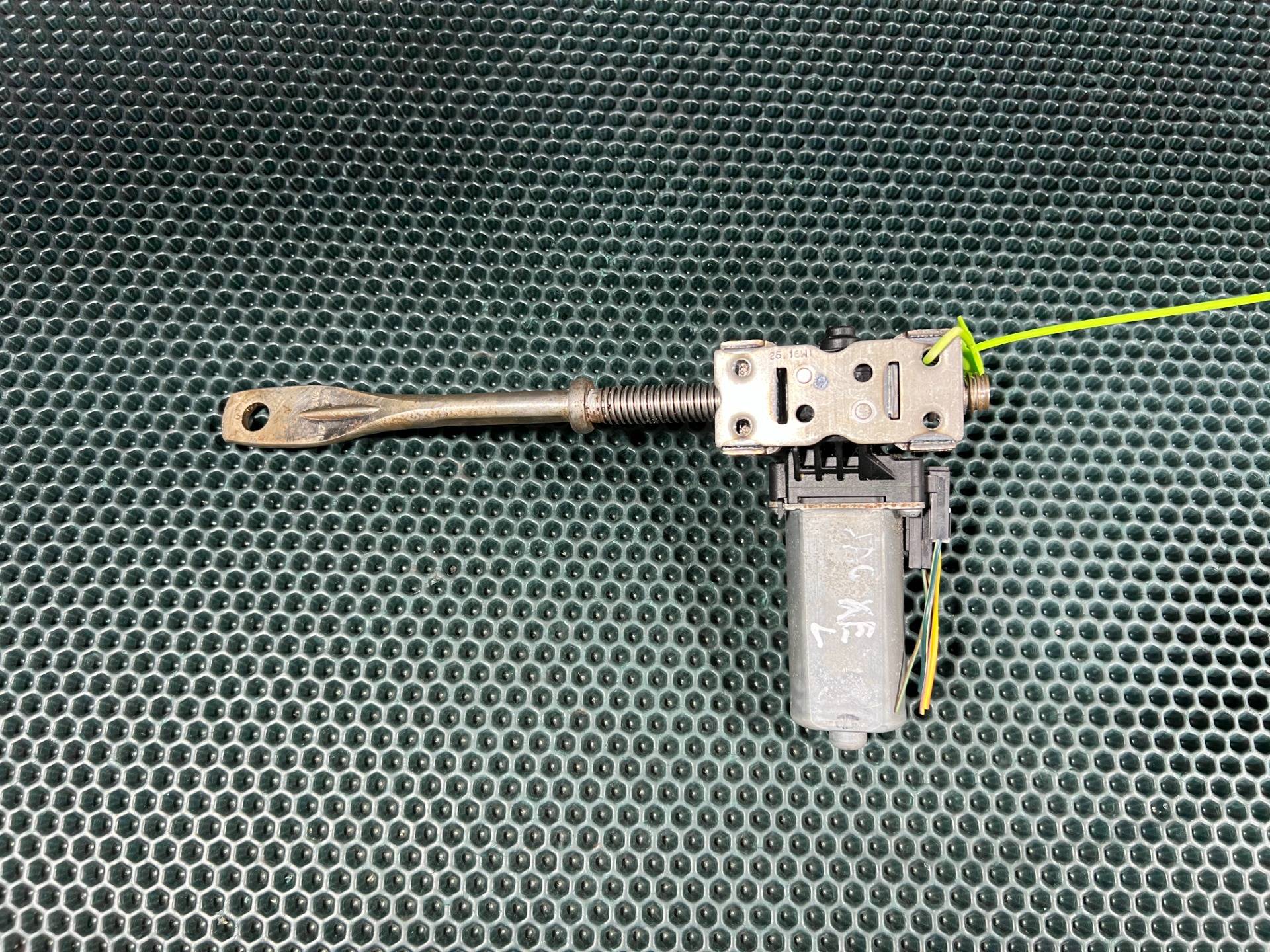 моторчик регулировки сиденья Jaguar XE X760 2017 OEM 984685106