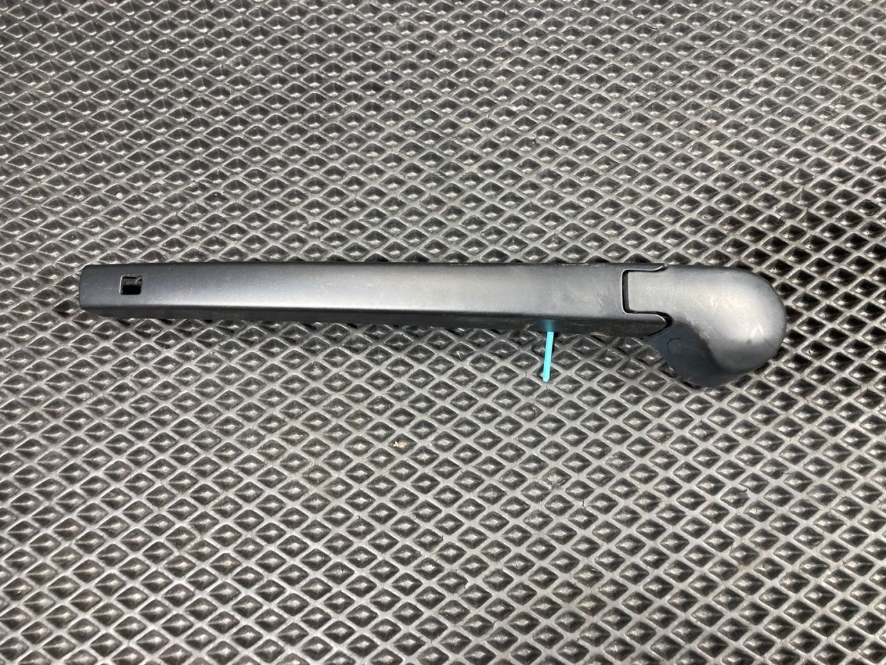 щеткодержатель задний Volkswagen Taos 1 поколение 2021, 1.5 л., DNK, бензин, АКПП, внедорожник 5 дв., 2GJ955707 - фото №1