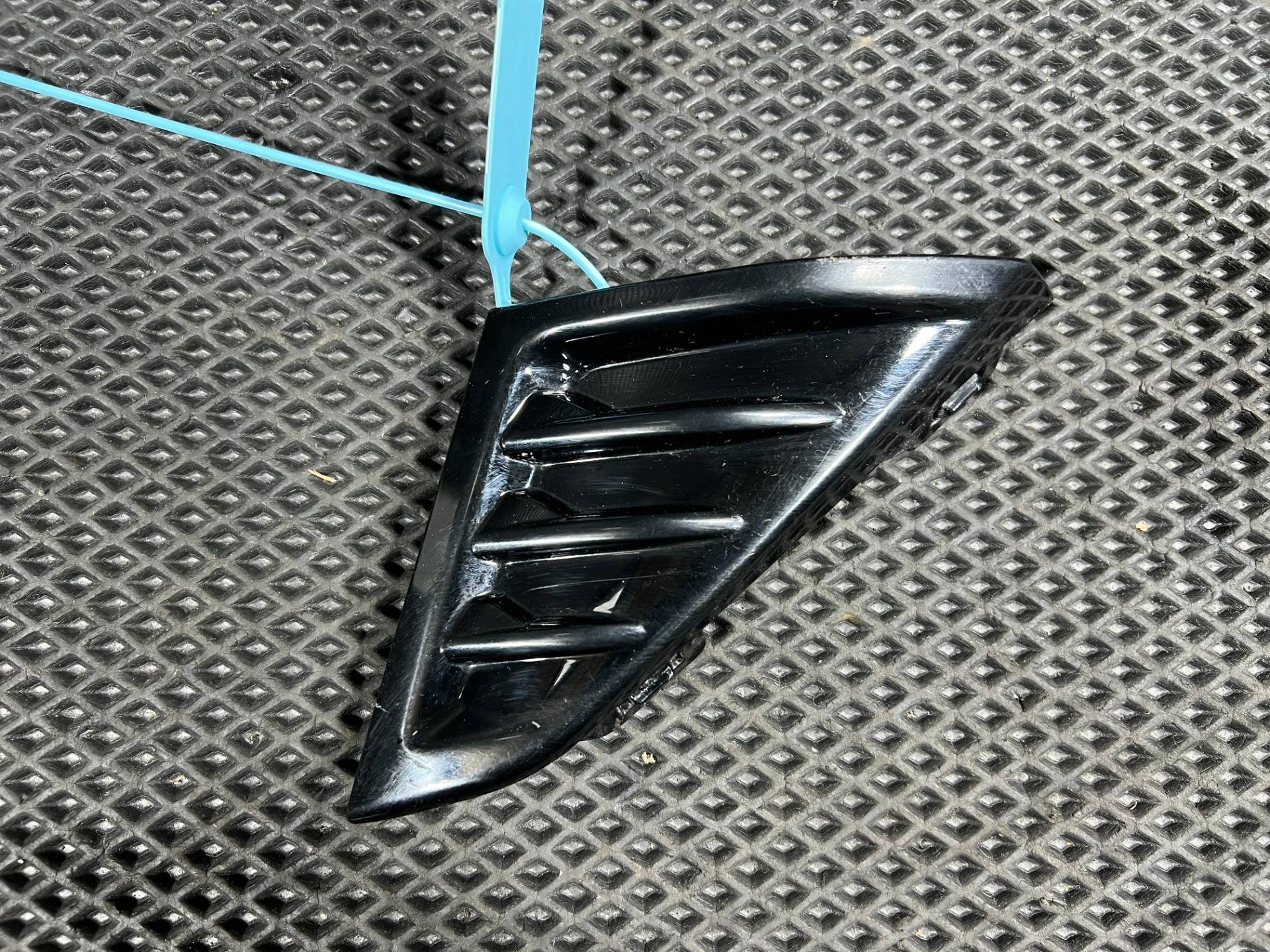 Заглушка (решетка) в бампер Chevrolet Trax 2 2024 OEM 42780293