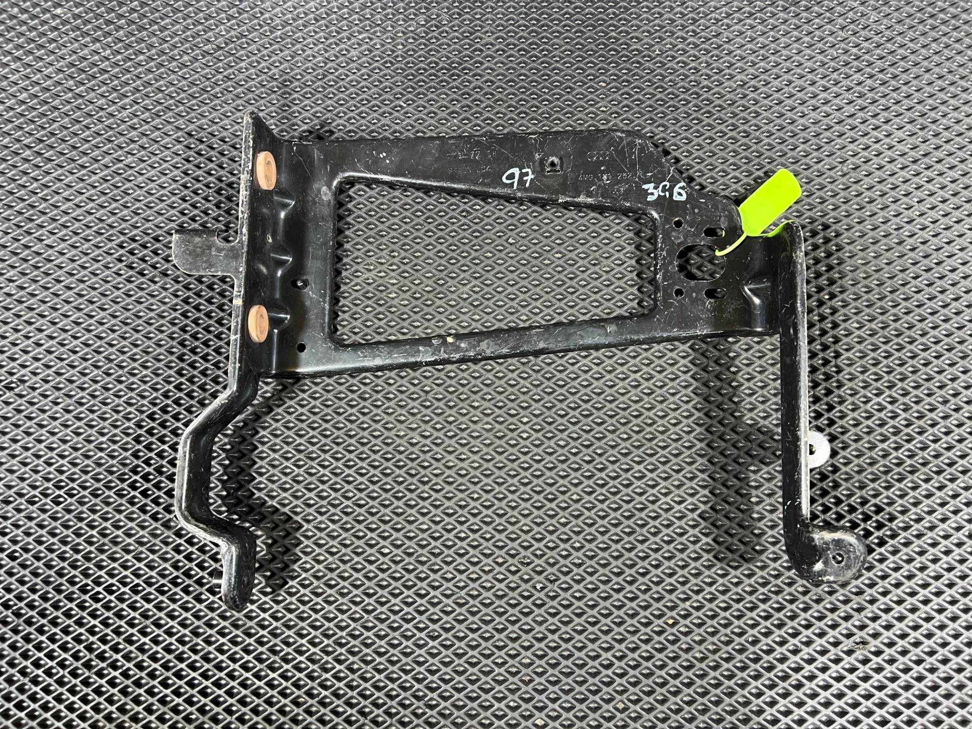 Кронштейн радиатора Audi Q7 4M 2017 OEM 4M0121262R