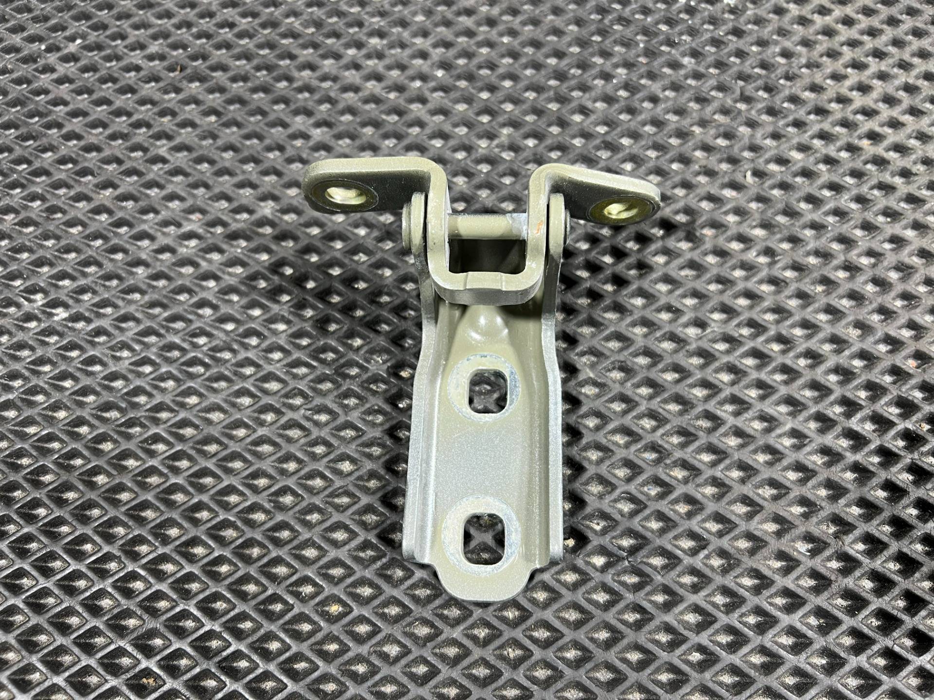 петля двери передней правой GMC Hummer EV 2024 OEM 13501715, 10373562