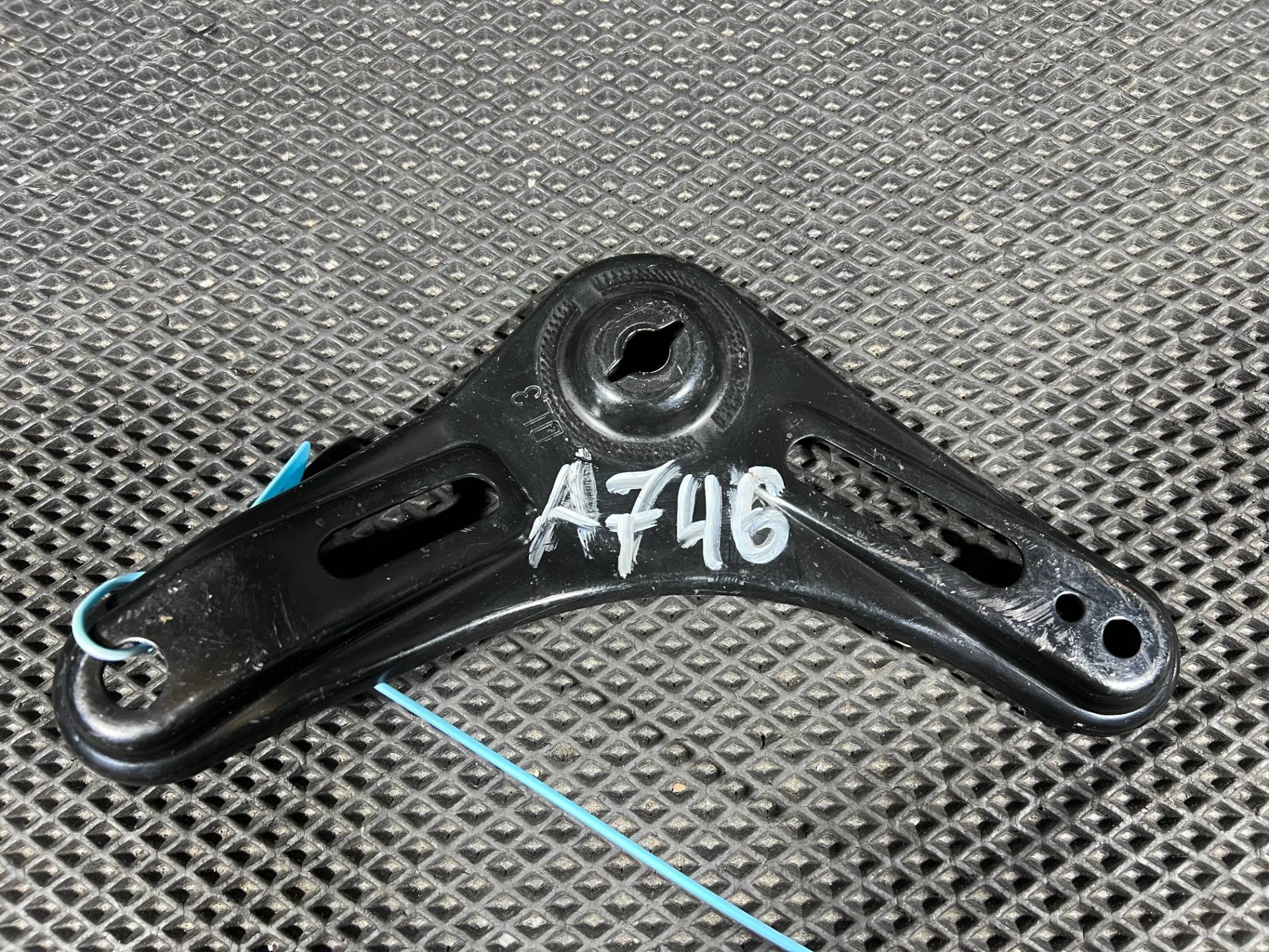Кронштейн крепления балки подвески Kia K5 3 2022 OEM 62470L2000
