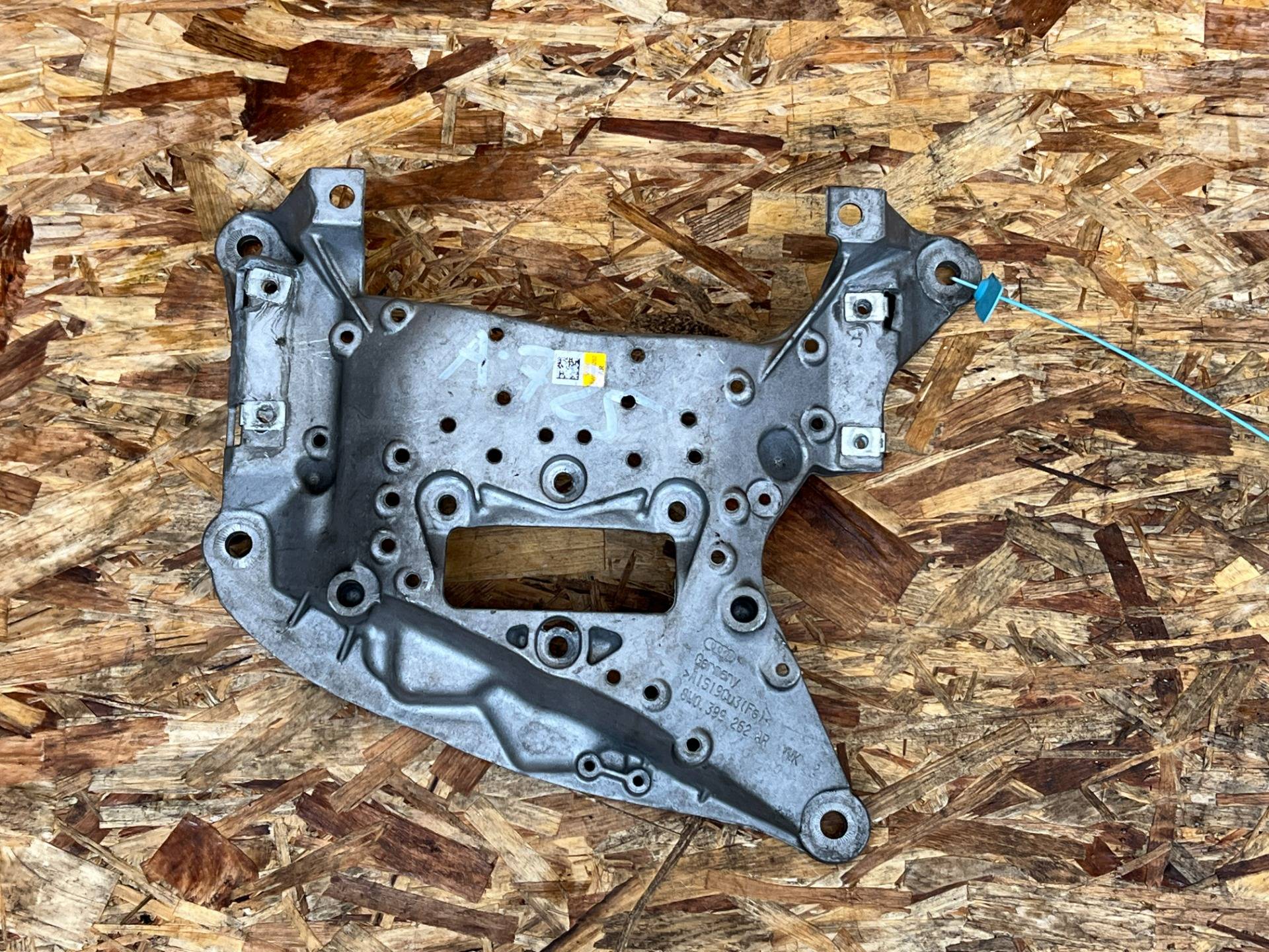 Кронштейн Кпп Audi RS5 F5 2021 OEM 8W0399262AR