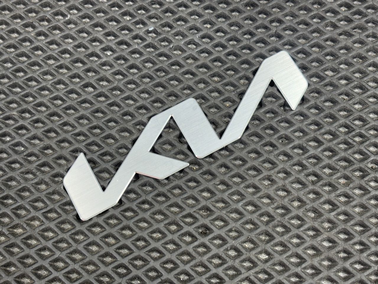 эмблема Kia K5 3 поколение 2022, 1.6 л., G4FP, бензин, АКПП, 86305L2500 - фото №1