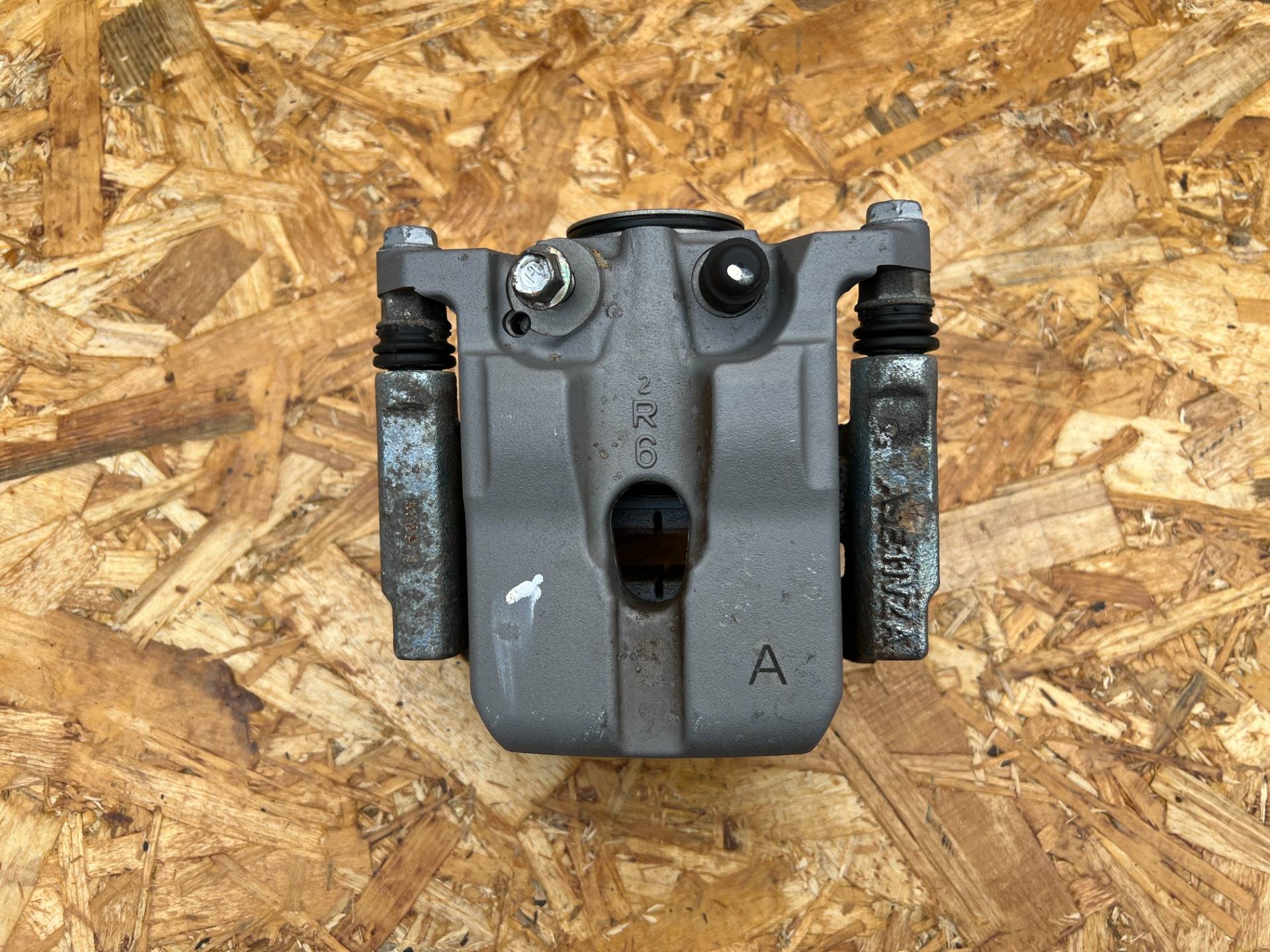 Суппорт задний правый Nissan Rogue T33 2023 OEM D4000-6RA2A