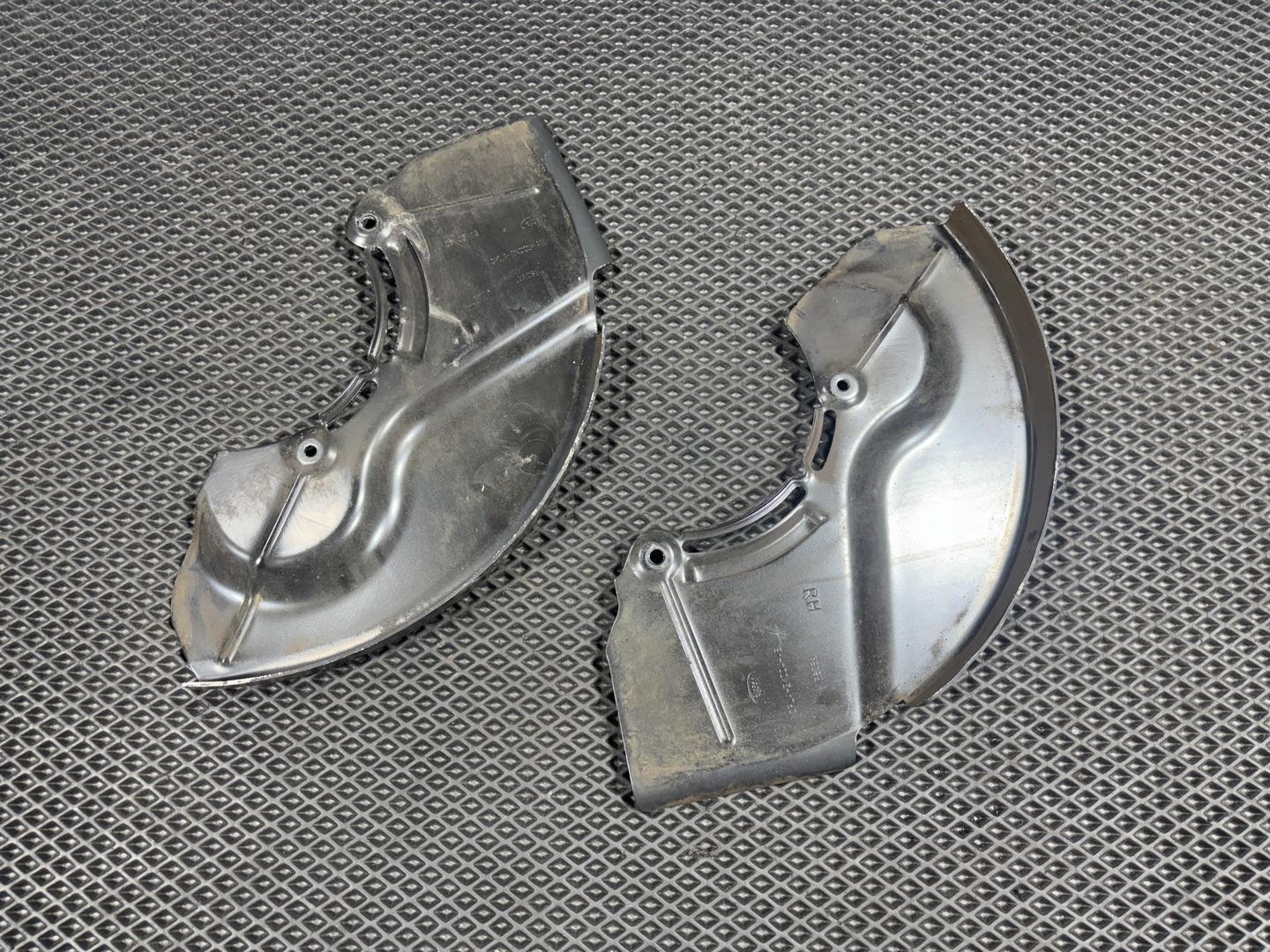 Кожух защитный тормозного диска Land Rover Discovery 5 2016 OEM CPLA2K004AE, CPLA2K005AE, LR033276, LR033277, LR082550, LR082551, LR089139, LR089140