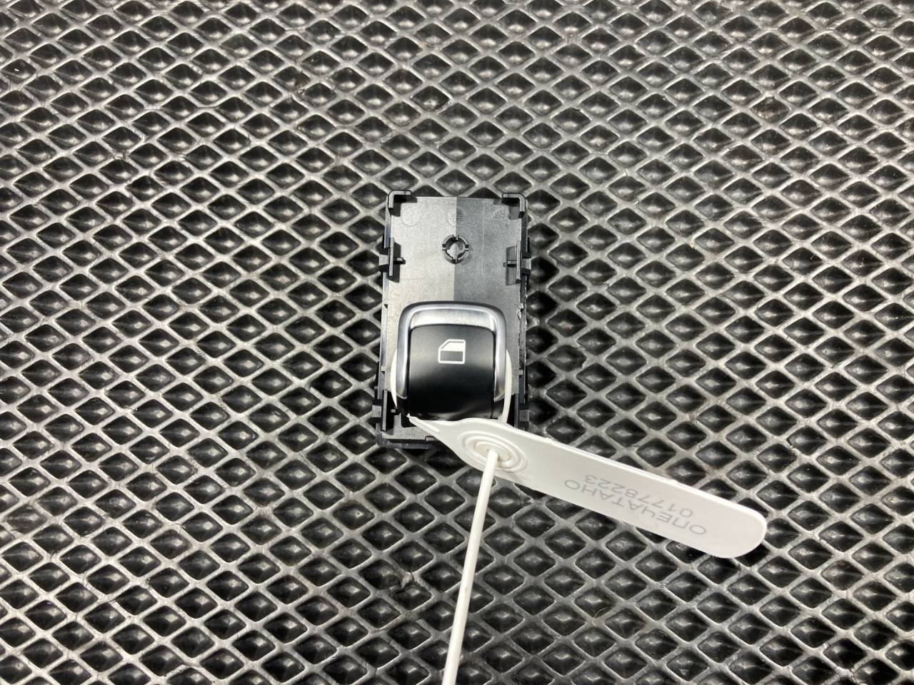 кнопка стеклоподъемника двери задней Kia K5 3 поколение 2020, 1.6 л., G4FP, бензин, АКПП, 93581L2100 - фото №1