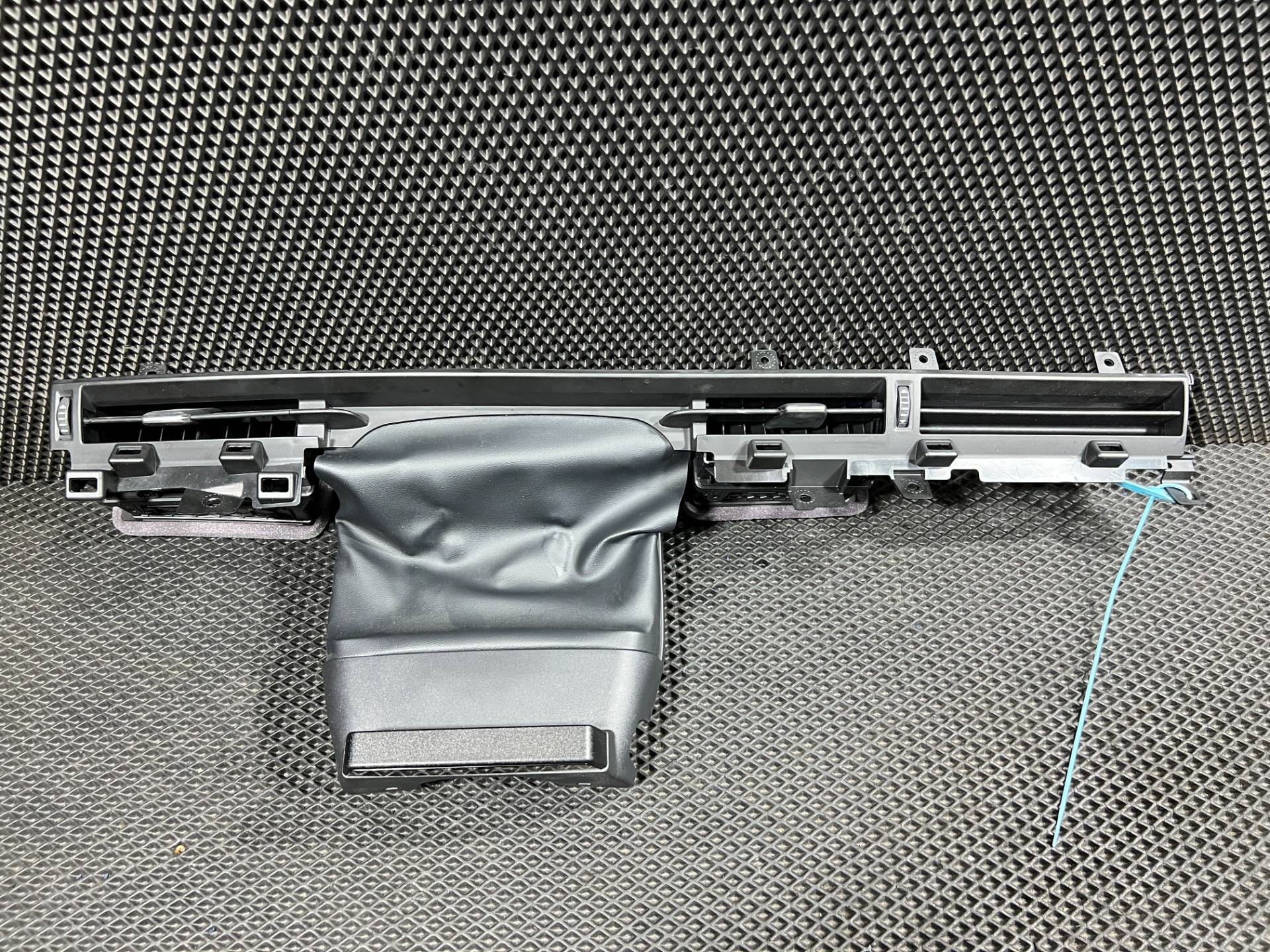 Дефлектор обдува салона Ford Mustang Mach-E 2023 OEM LJ8B-R01412-AAW, LJ8B-R018C18-A