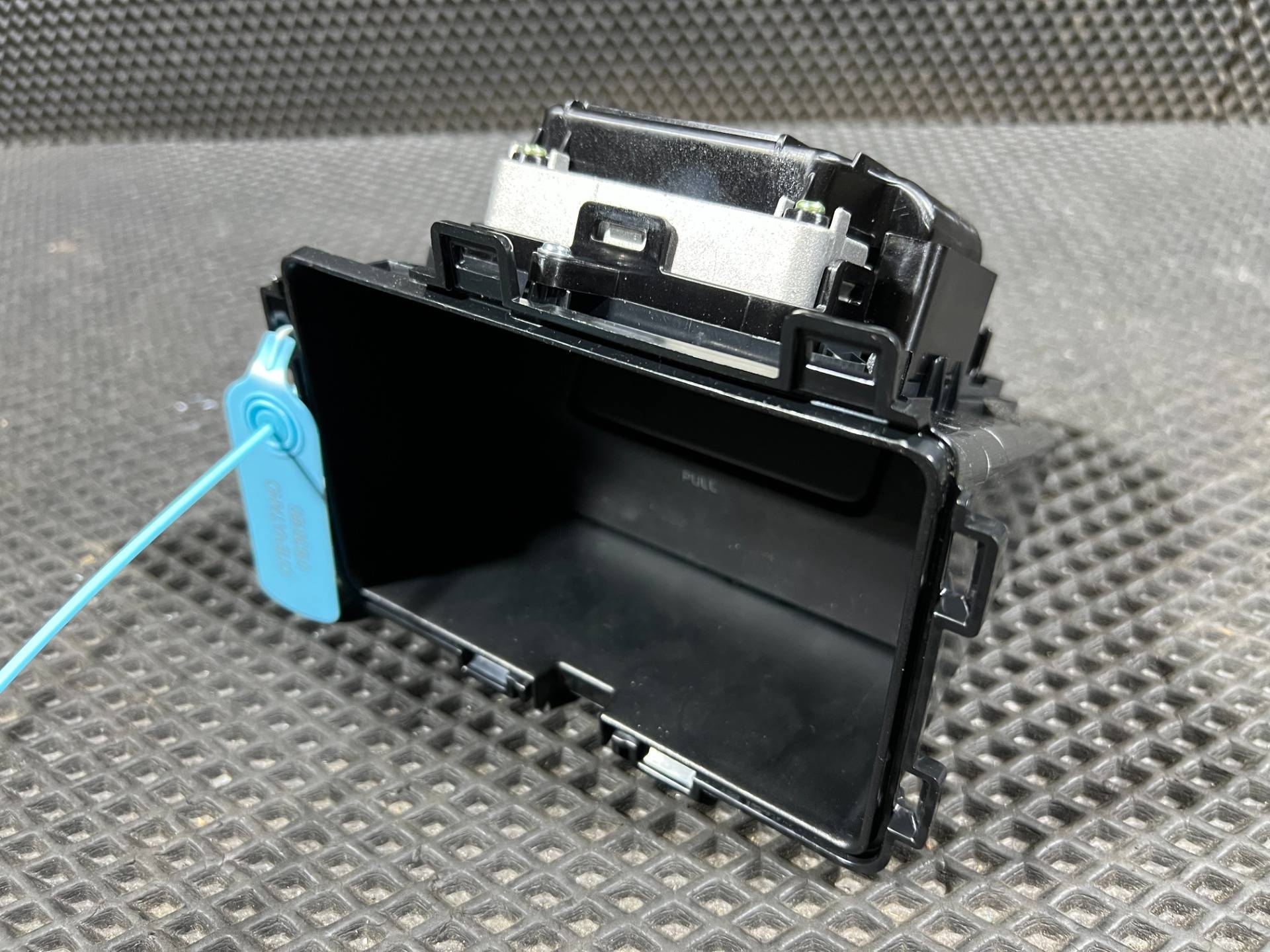 Беспроводное зарядное устройство Kia K5 3 2023 OEM 95560-L2100