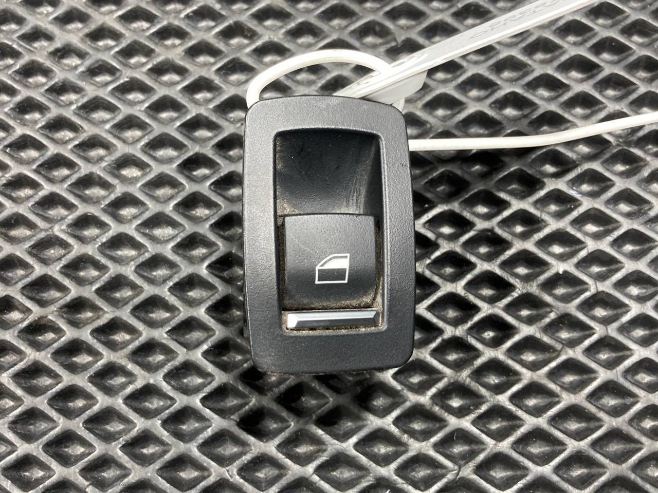 кнопка стеклоподъемника двери задней левой BMW X5 F15 2018, 3.0 л., N55 B30 A, бензин, АКПП, внедорожник 5 дв., 9361936, 61319361936 - фото №1