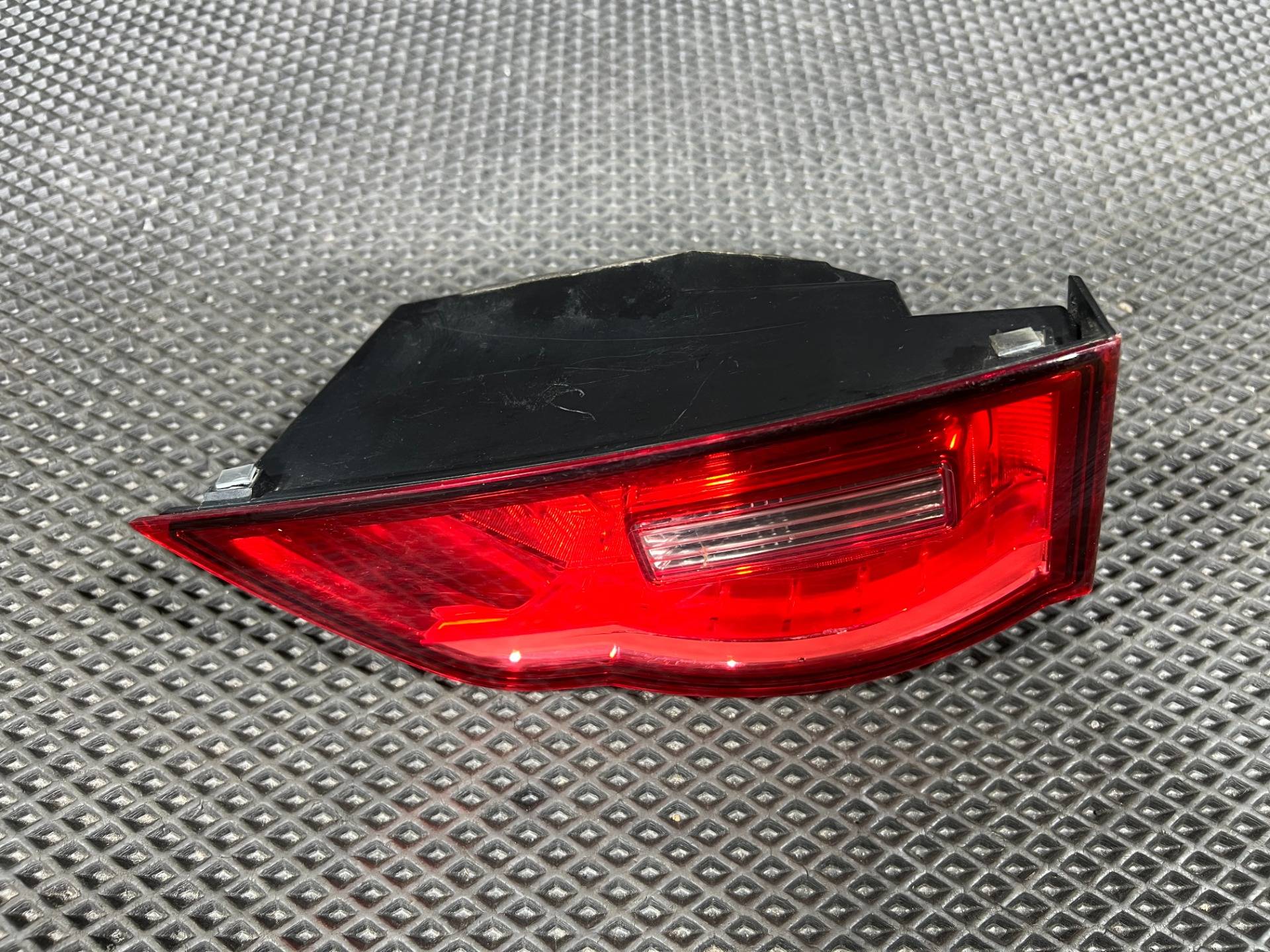 Фонарь крышки багажника правый Jaguar F-Pace 2017 OEM HK8315K272AB