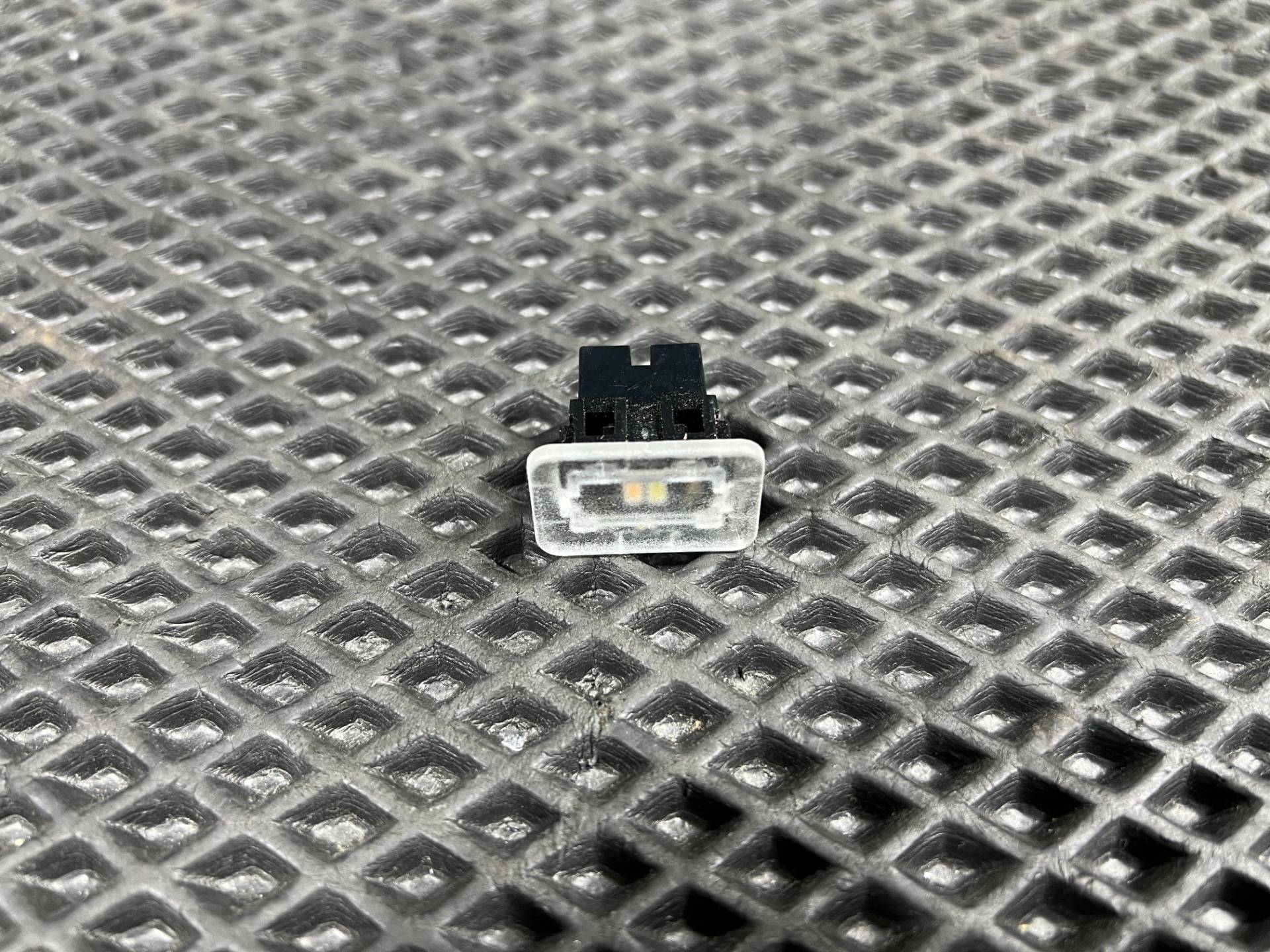 Фонарь салона (плафон) Audi S8 D4 2013 OEM 36112655