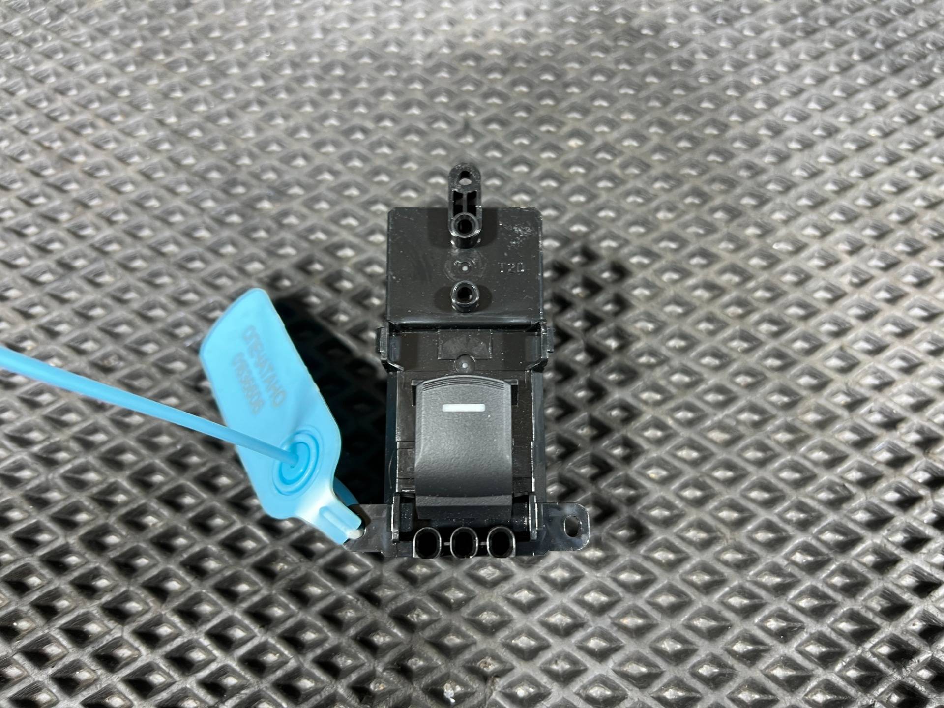 Кнопка стеклоподъемника Honda HR-V 3 рестайлинг 2024 OEM 35770-3M0-Y01