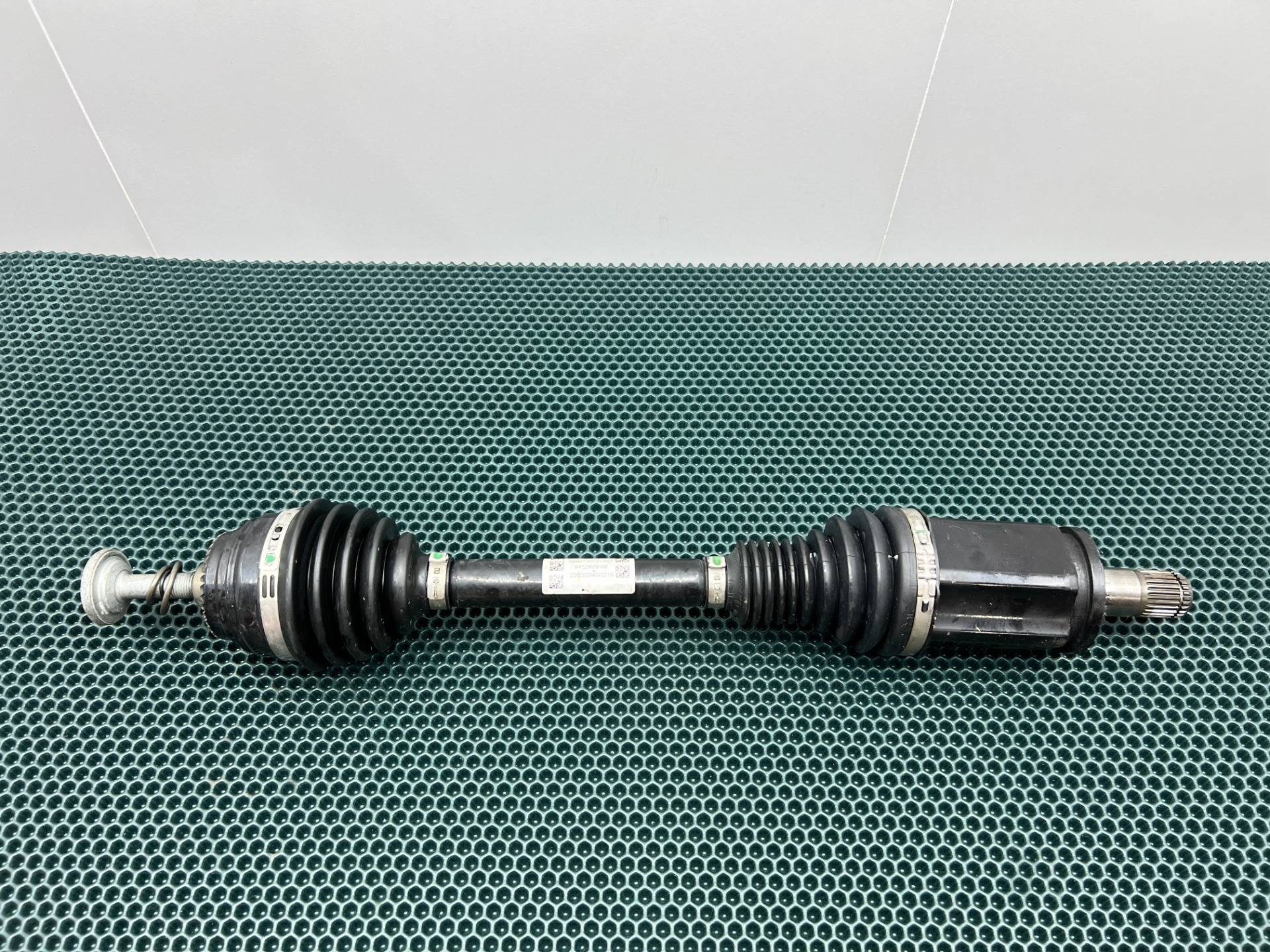 Полуось передняя левая (приводной вал, ШРУС) BMW 4 G22/G23 2022 OEM 9452629, 3160945262902
