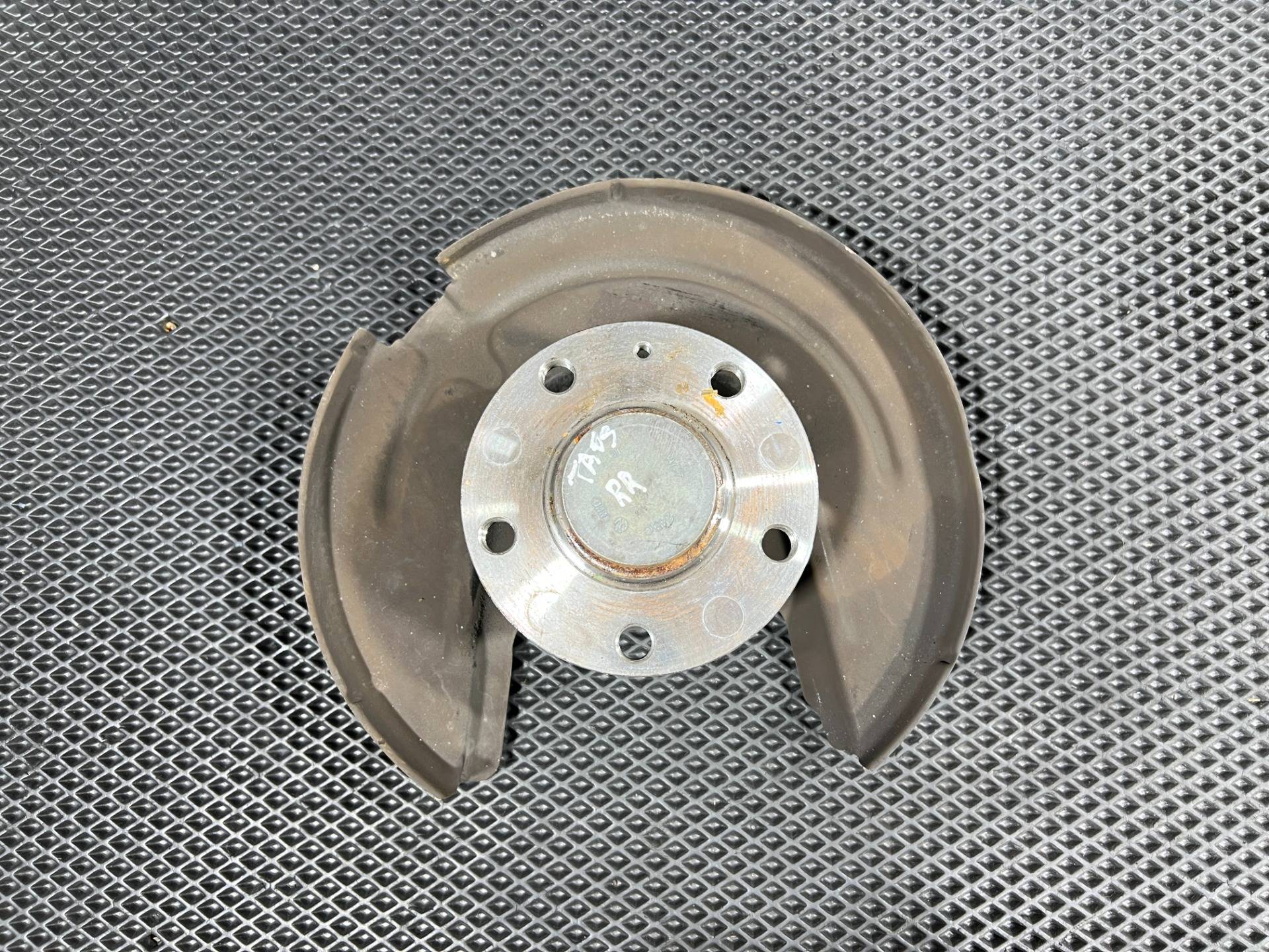 ступица задняя правая Volkswagen Jetta 7 2023 OEM 5QM501611, 5Q0615612P