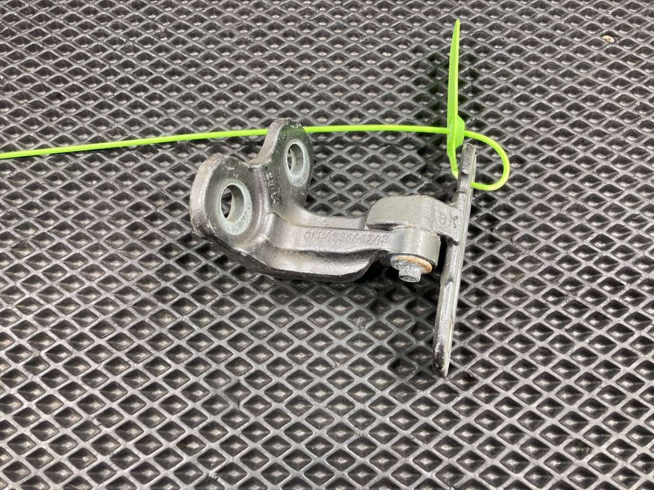 петля двери Land Rover Range Rover 4 поколение L405 2016, 3.0 л., 306PS, бензин, АКПП, внедорожник 5 дв., LR073600, CPLA228A67AB, T4A2514 - фото №1