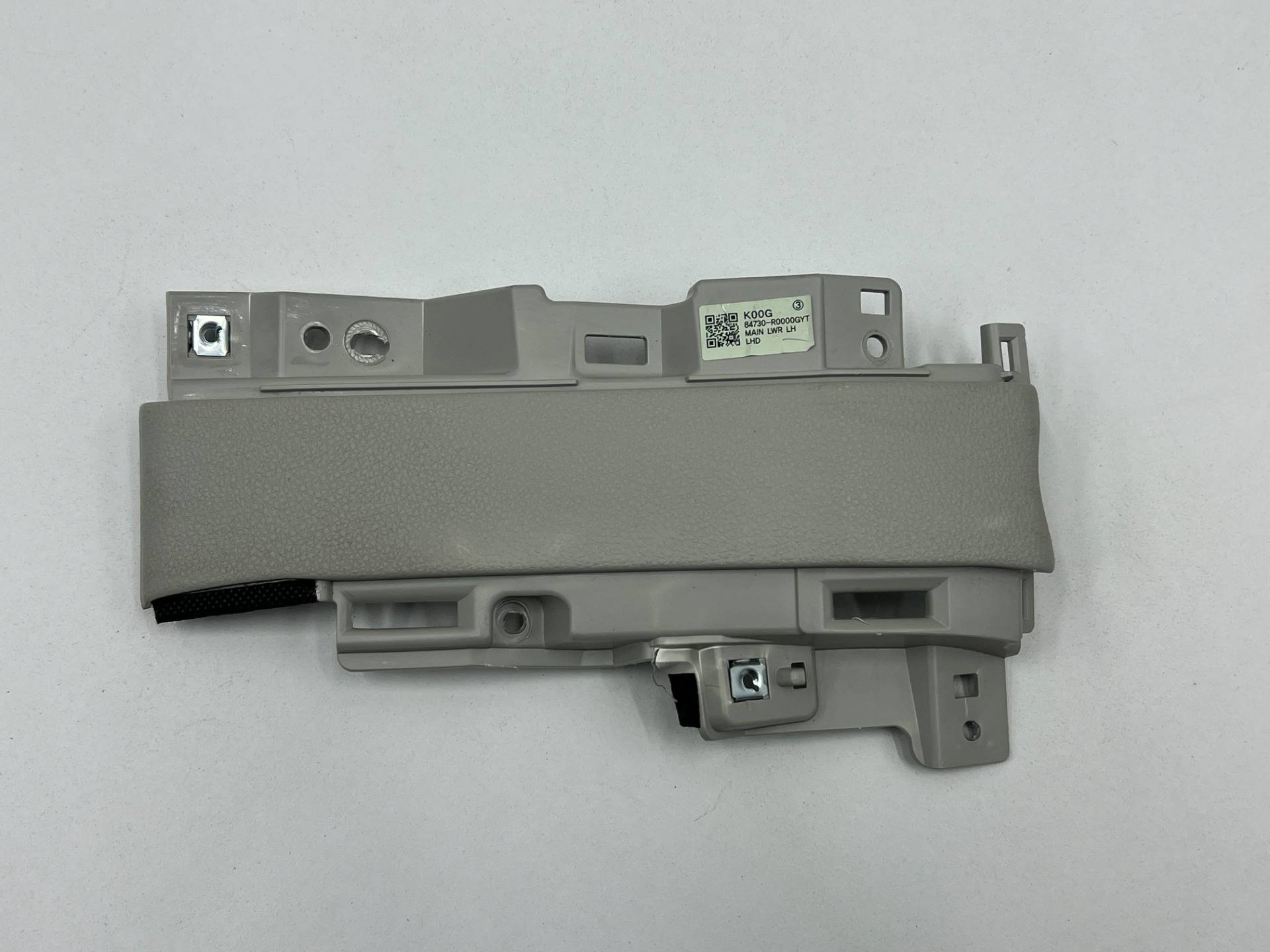 Накладка декоративная на торпедо Kia Carnival 4 2022 OEM 84730-R0010, 84730-R0000