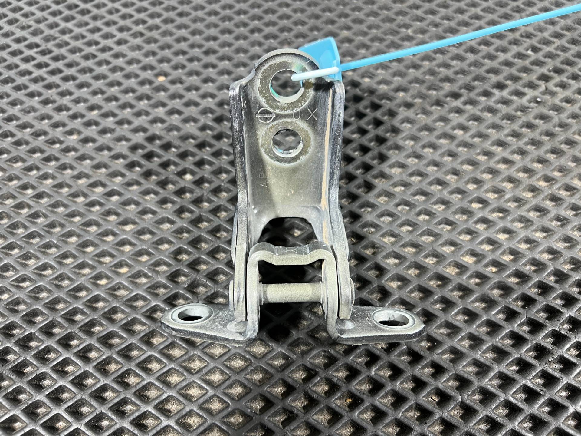 петля двери передней правой Nissan Pathfinder R53 2022 OEM 804006RR0A