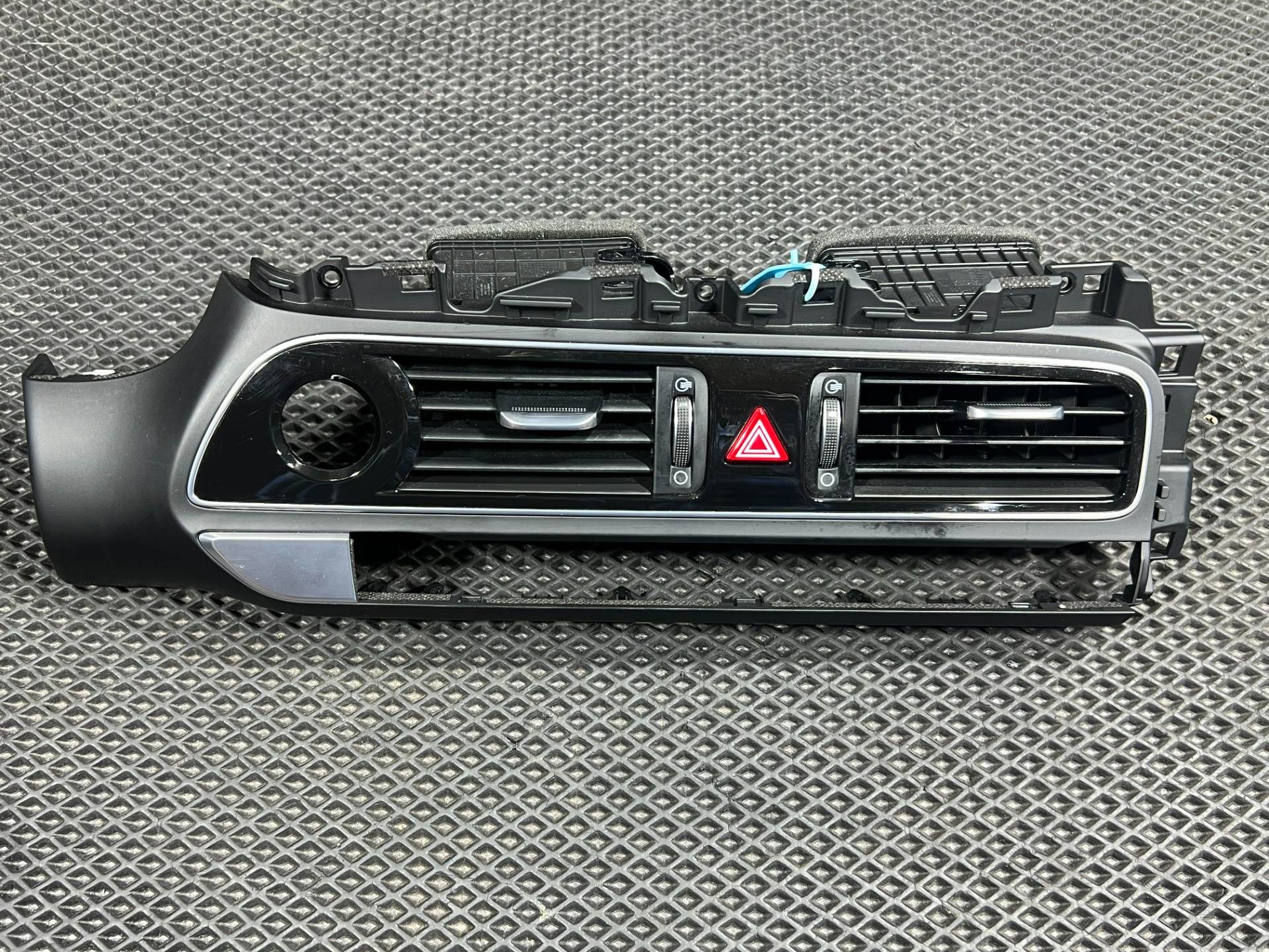 Дефлектор обдува салона Genesis G70 2019 OEM 84740-G9000