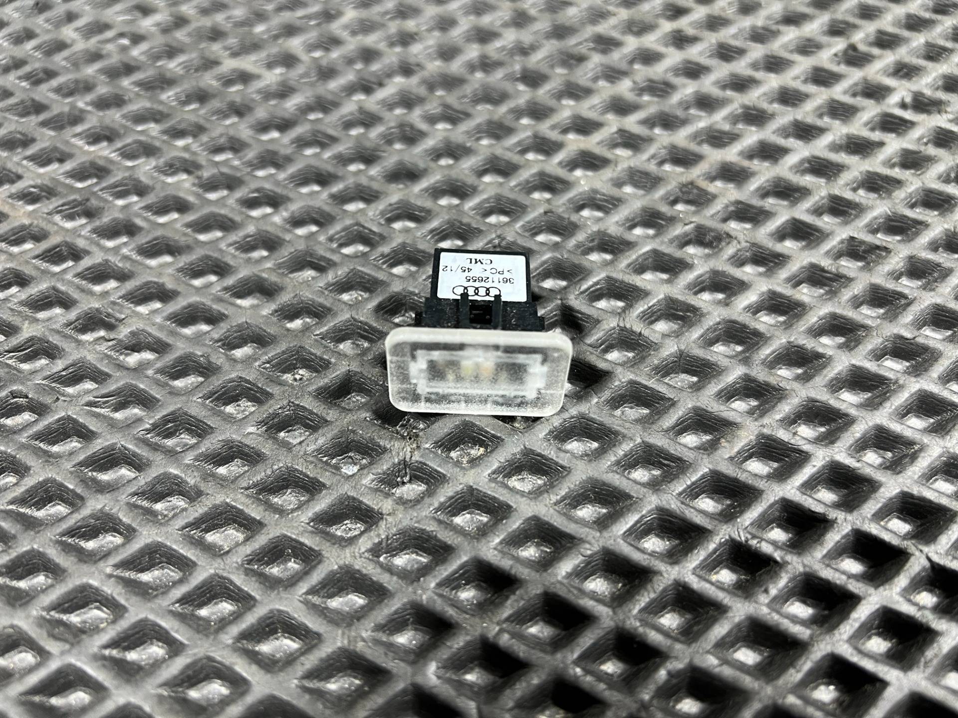 Фонарь салона (плафон) Audi S8 D4 2013 OEM 36112655