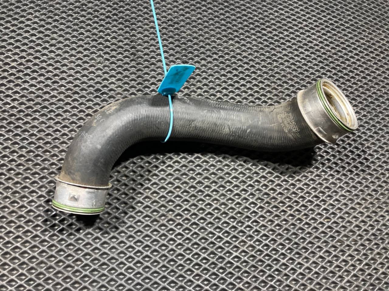 патрубок интеркулера Porsche Macan 1 поколение 2015, 3.0 л., MCT.MA, бензин, АКПП, внедорожник 5 дв., 95B145834 - фото №1