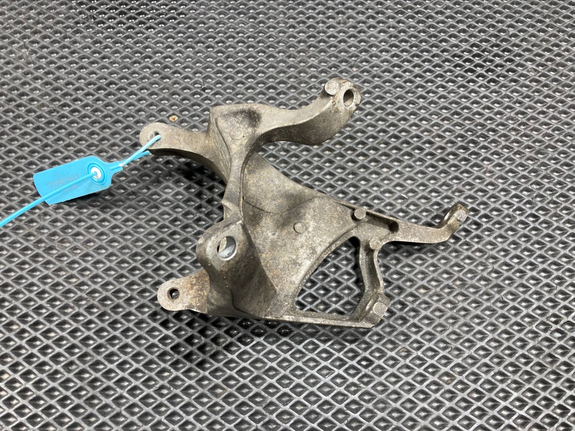 Кронштейн двигателя Audi A8 D3/4E 2009 OEM 4E0199370AR