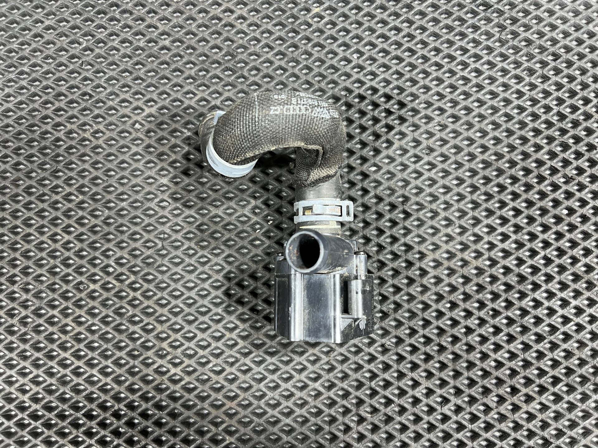 Насос антифриза дополнительный Audi A8 D4/4H 2013 OEM 06D121601, 4H1819371B