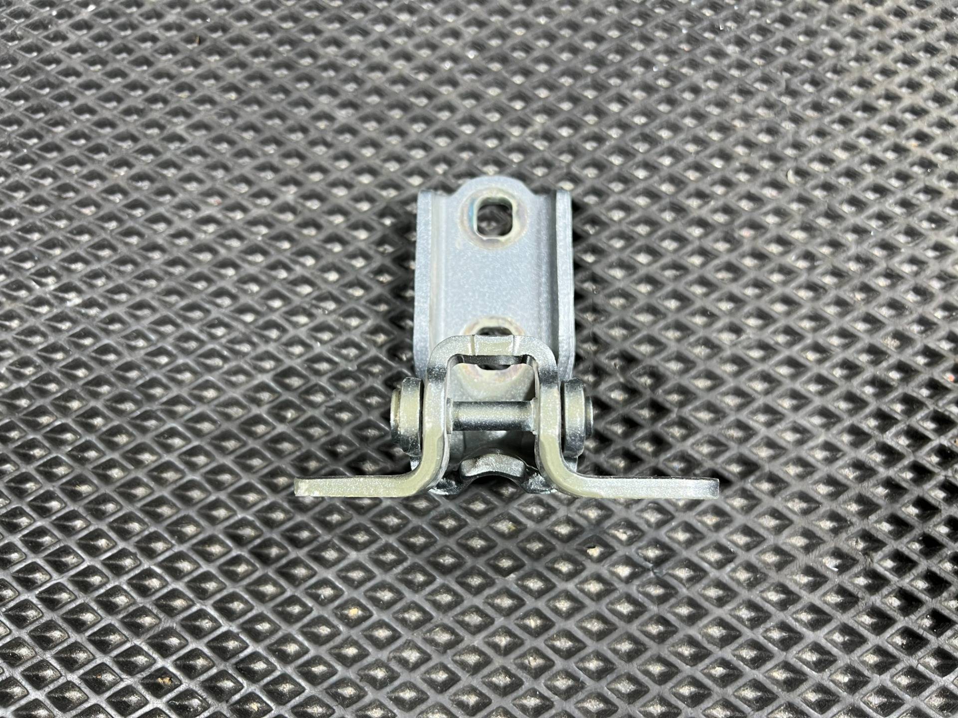 Петля двери задней левой GMC Hummer EV 2024 OEM 85644415, 13581569