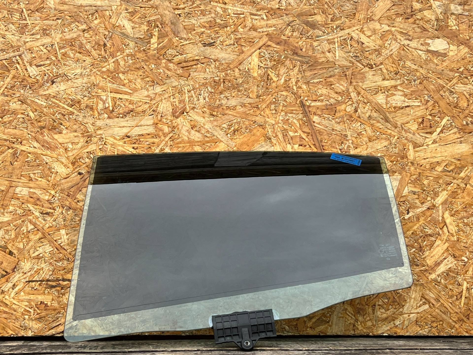 Стекло двери задней левой Genesis G70 2019 OEM 83410G9410