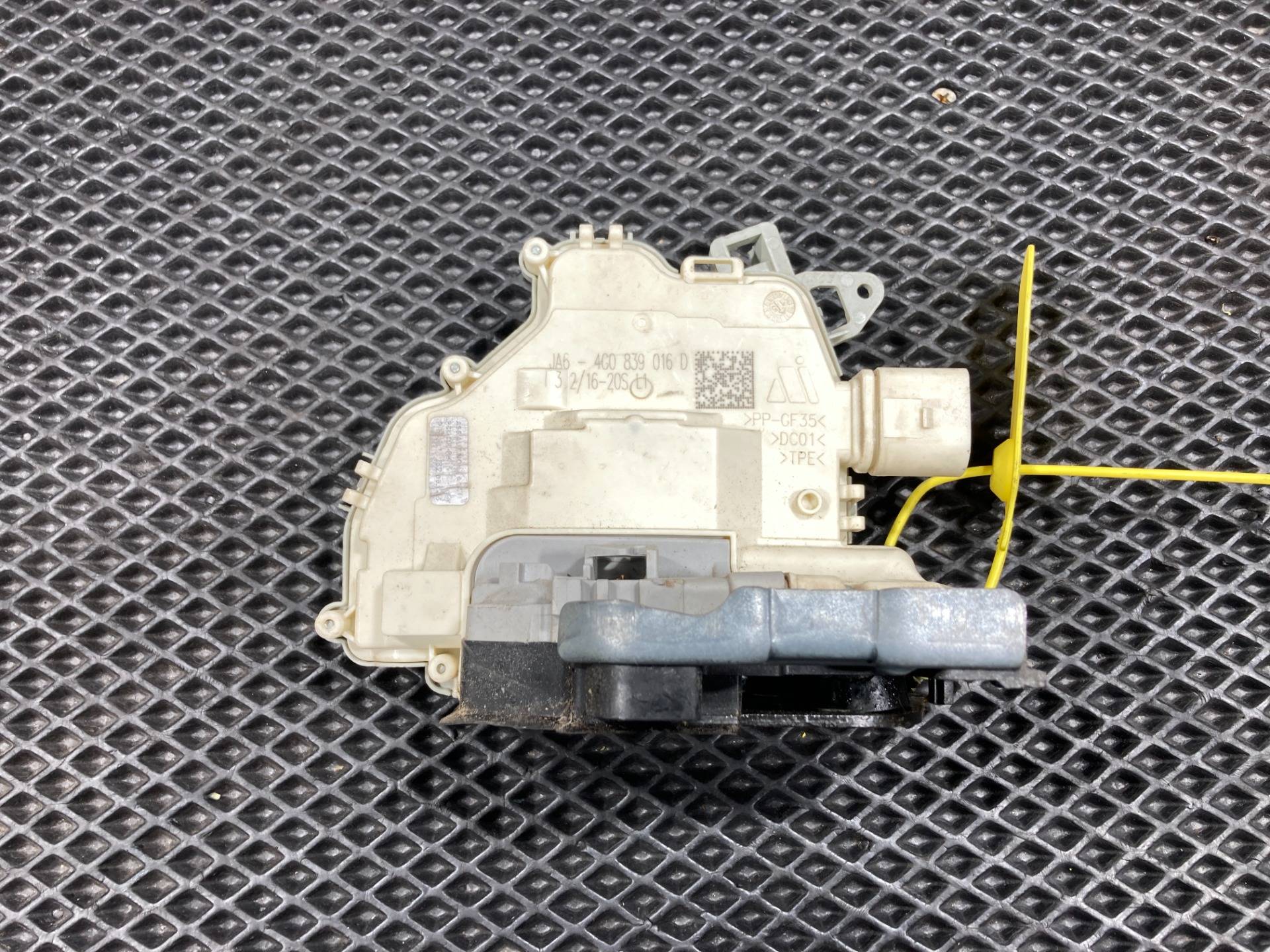 замок двери задней правой Audi A7 4G 2016 OEM 4G0839016D