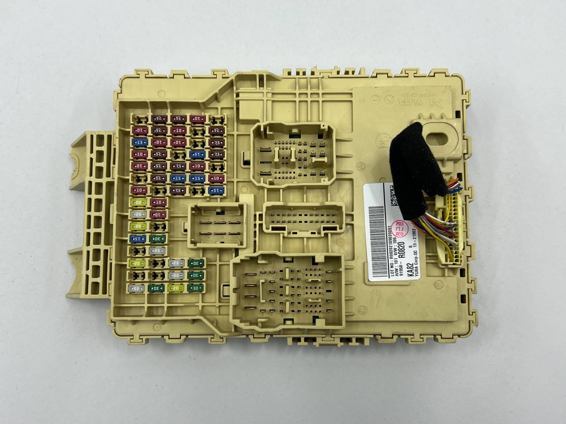 Блок предохранителей Kia Carnival 4 2022 OEM 91950-R0820
