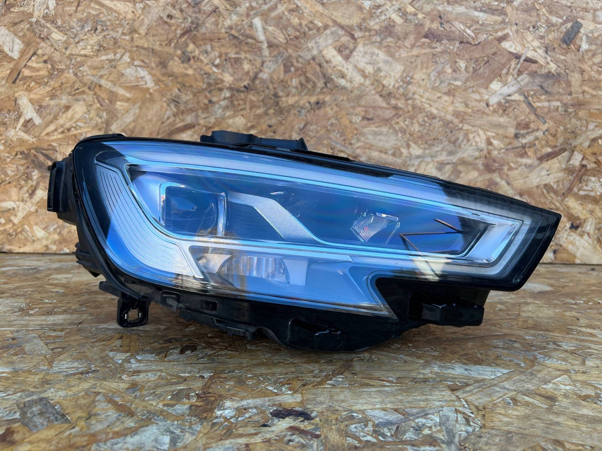 Фара правая Audi A3 8V 2019 OEM 8V0941034C