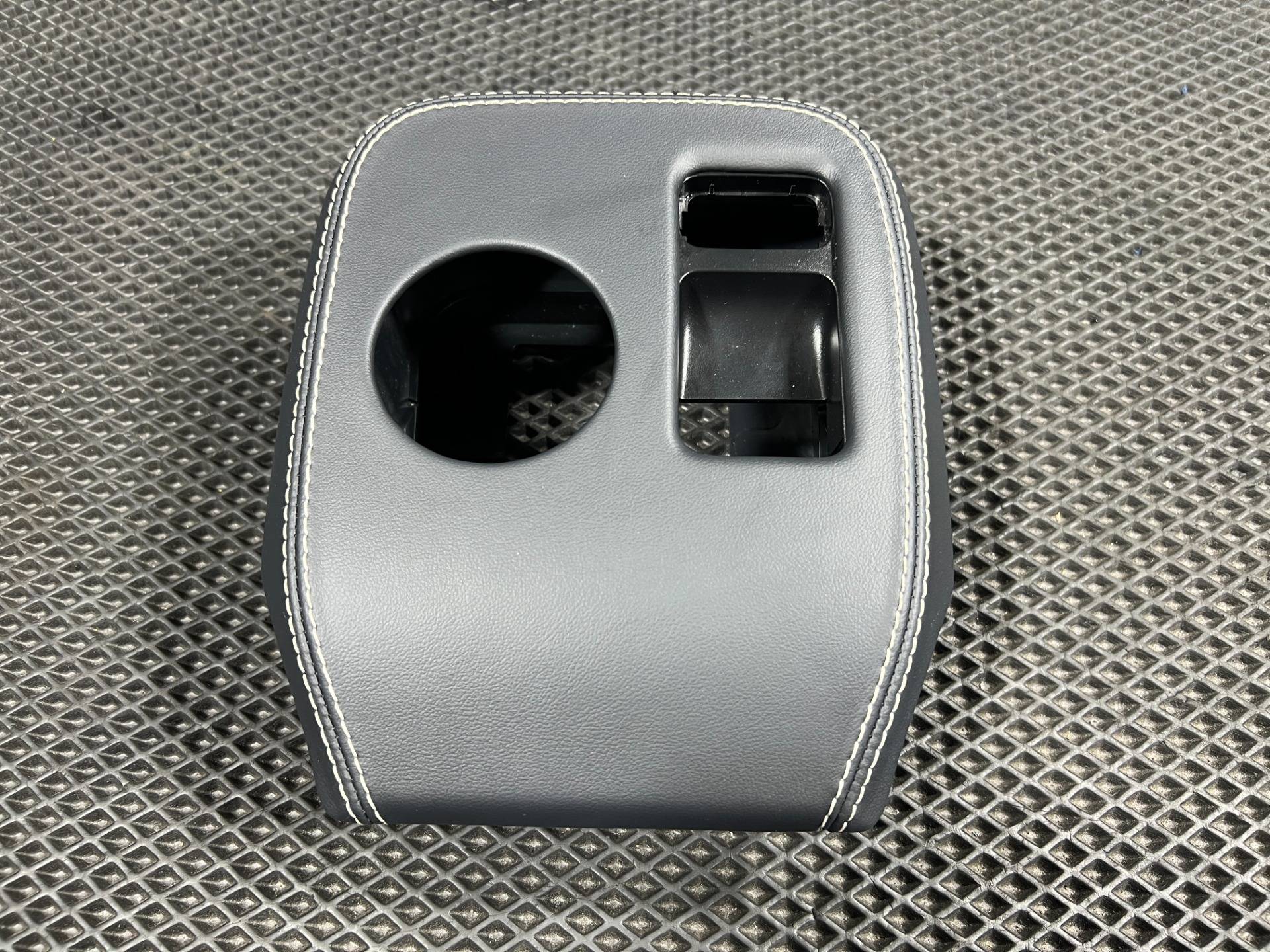 Накладка декоративная центральной консоли Ford Mustang Mach-E 2023 OEM LJ8BR044H80ABW