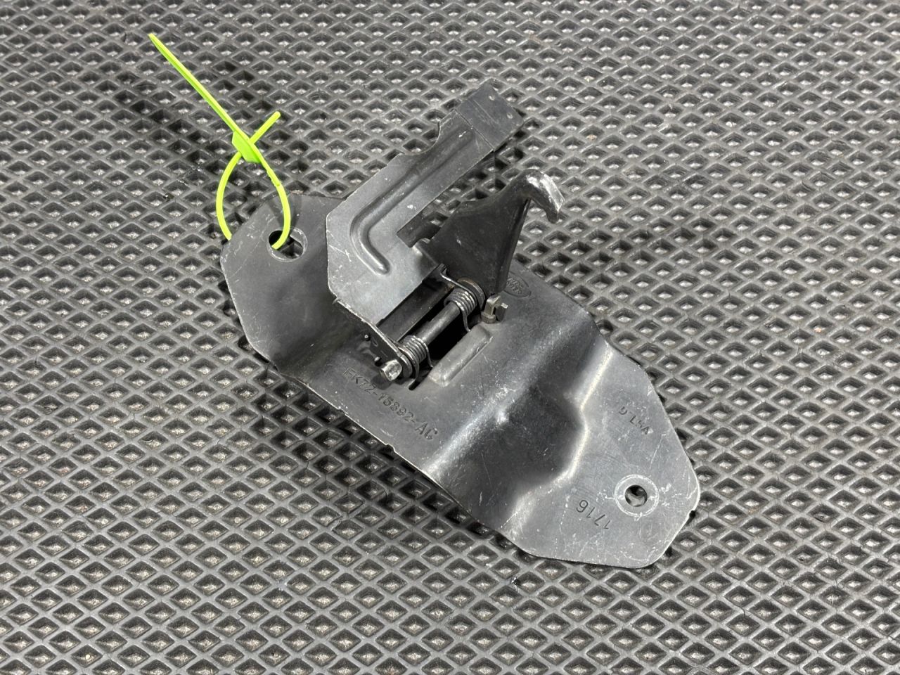 захватный крюк капота Land Rover Discovery Sport 1 поколение 2017, 2.0 л., 204PT, бензин, АКПП, внедорожник 5 дв., FK7216892AC, LR058516, LR073063 - фото №1