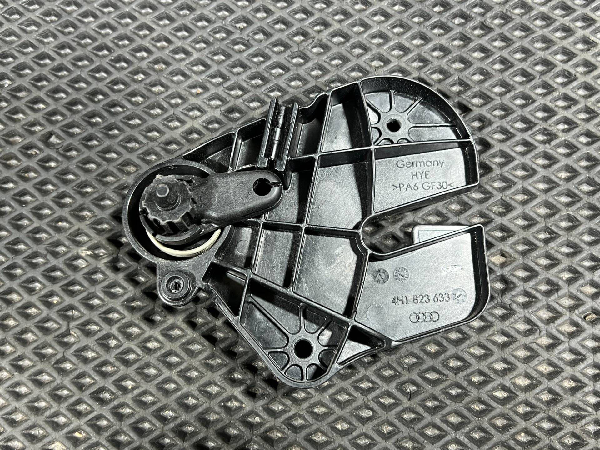 Ручка открывания капота Audi S8 D4 2013 OEM 4H1823633