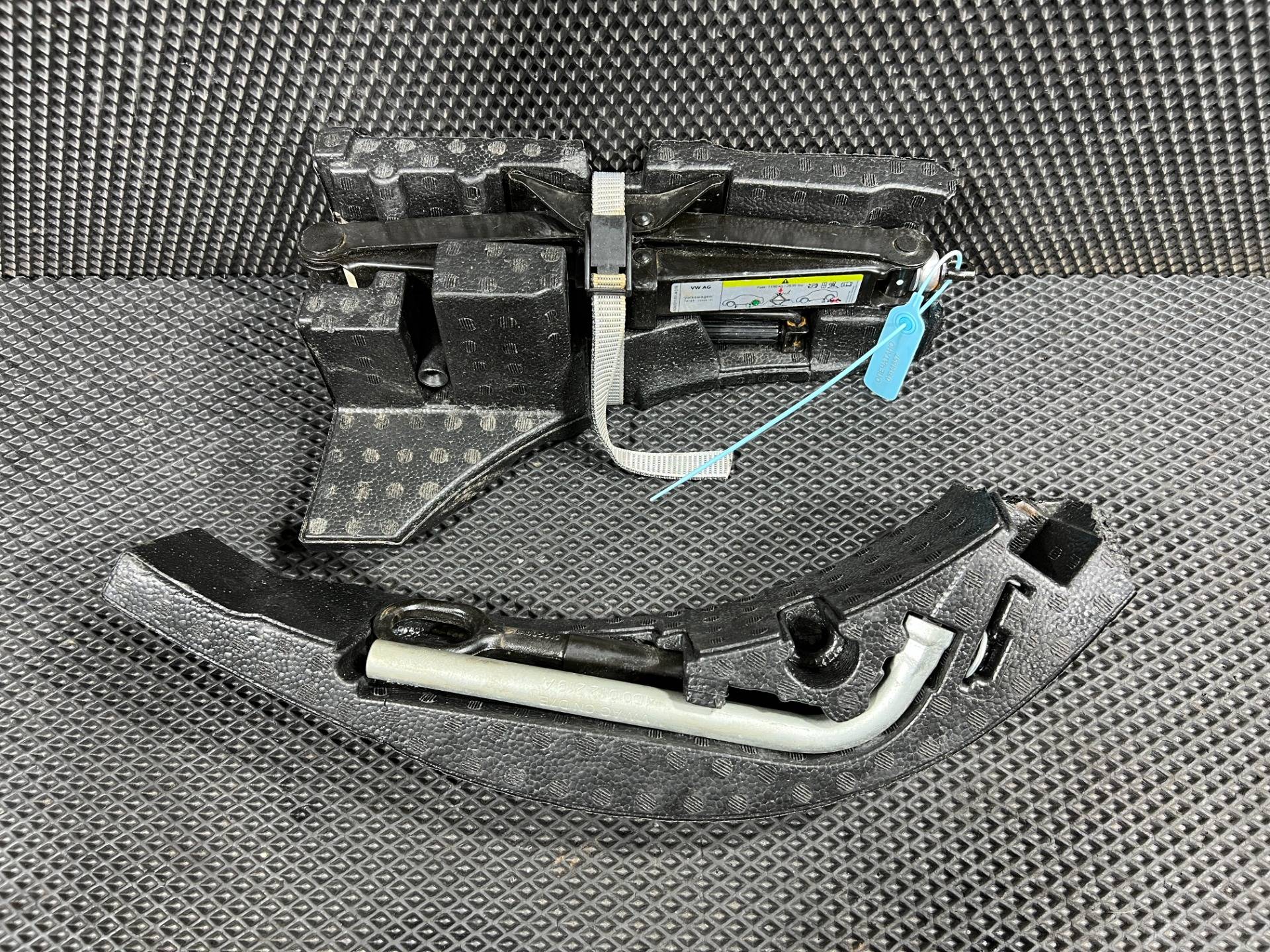 Домкрат Volkswagen Taos 1 поколение 2021 OEM 5Q0011221, 5NA805615, 4D0012219A, 2GJ012115D, 5QM011031A