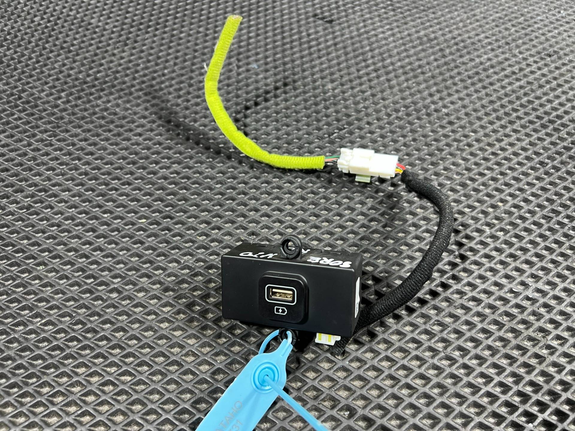 Разъем AUX / USB Kia Sorento 4 2023 OEM 96125-P2500