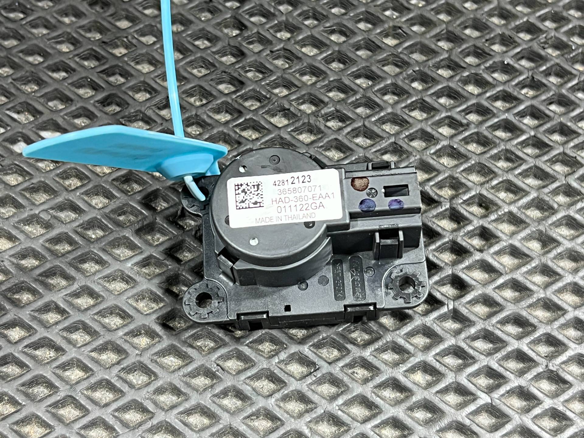 Моторчик заслонки печки Buick Envista 2024 OEM 42812123