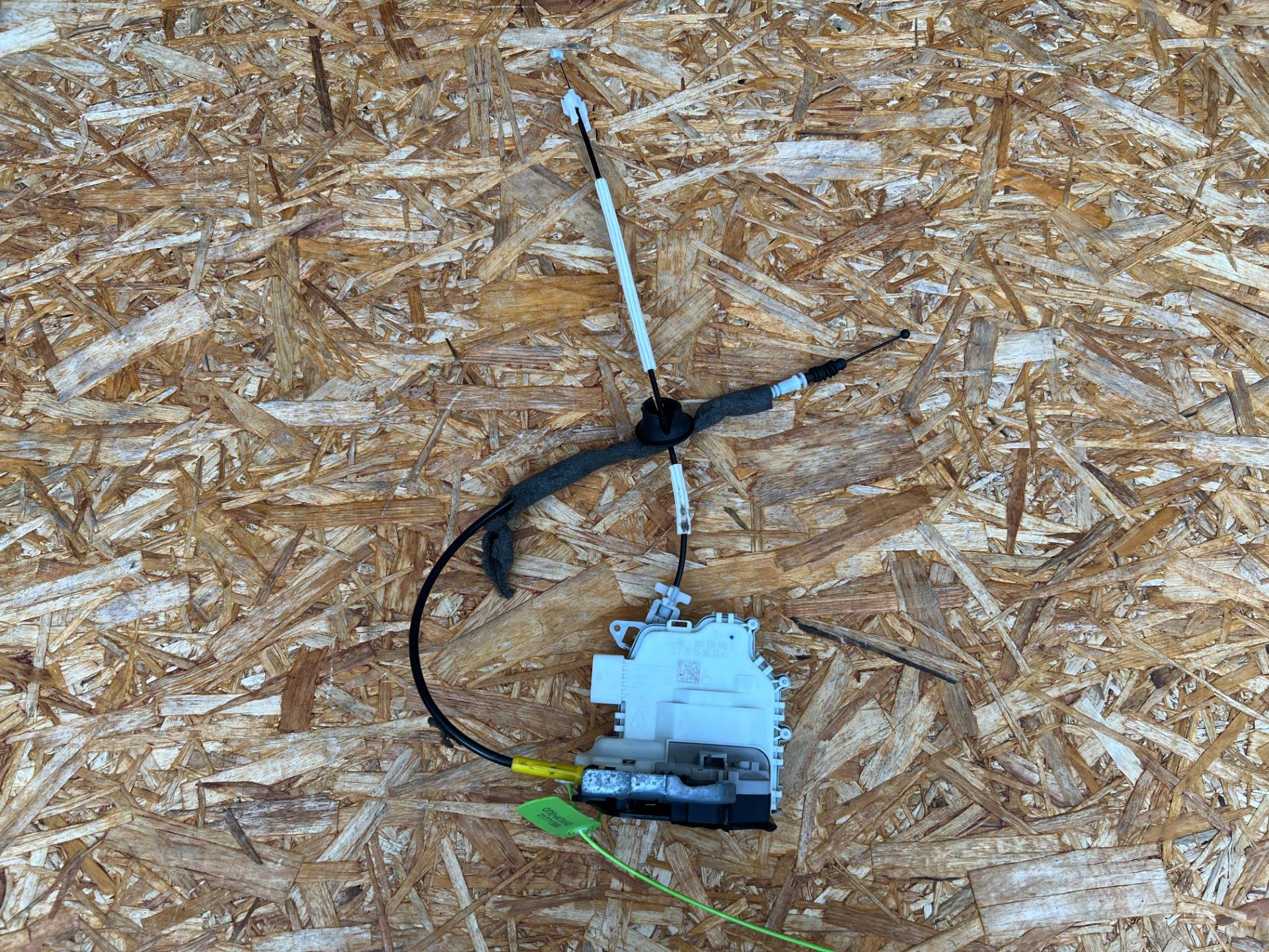 замок двери задней левой