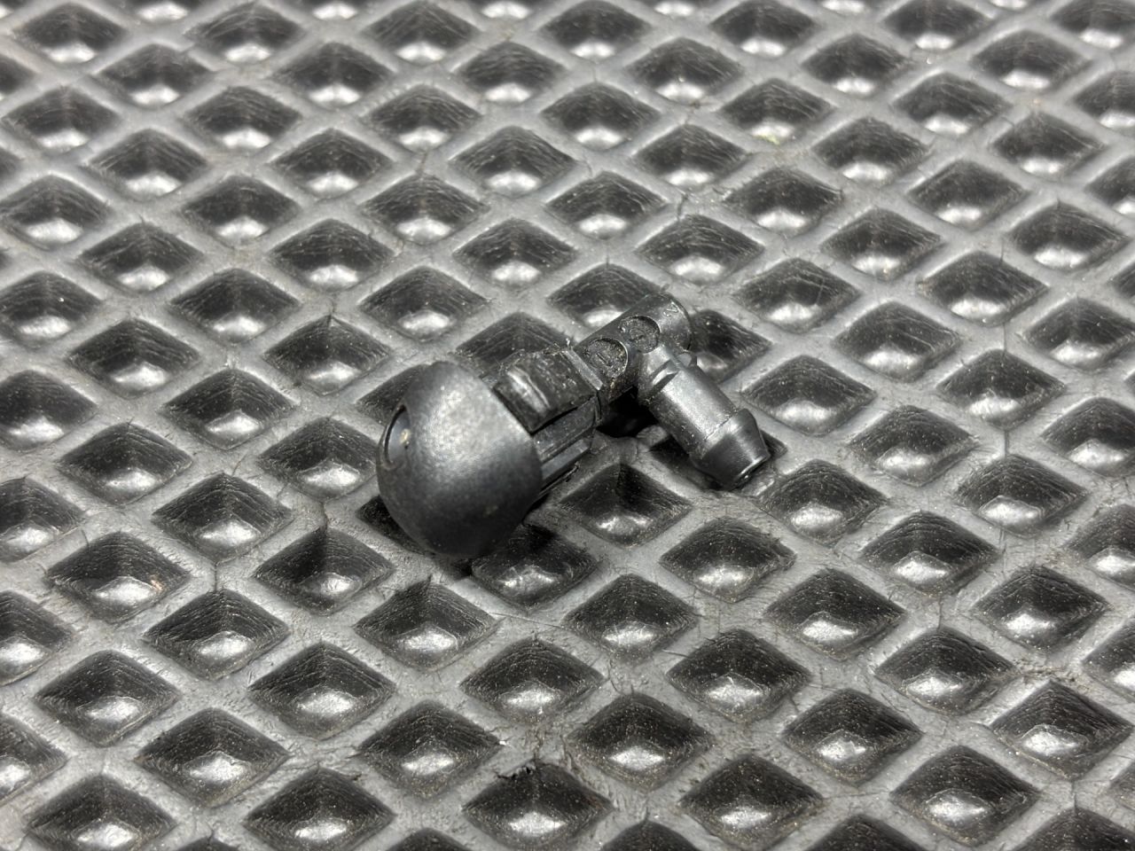 форсунка омывателя лобового стекла Porsche Macan 1 поколение 95B 2015, 3.0 л., MCT.MA, бензин, АКПП, внедорожник 5 дв., 95B955985A - фото №1