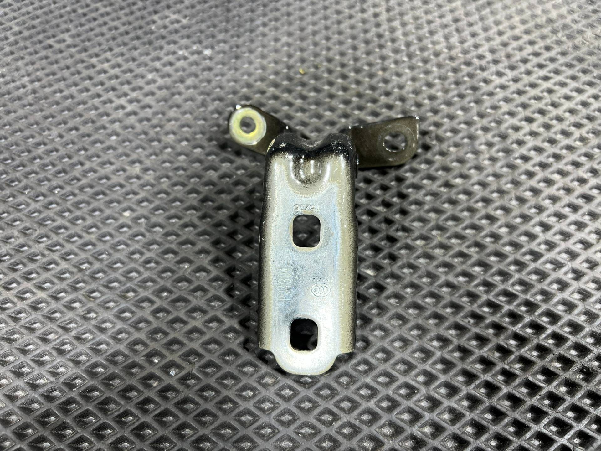 петля двери передней правой GMC Hummer EV 2023 OEM 13501715, 10373562