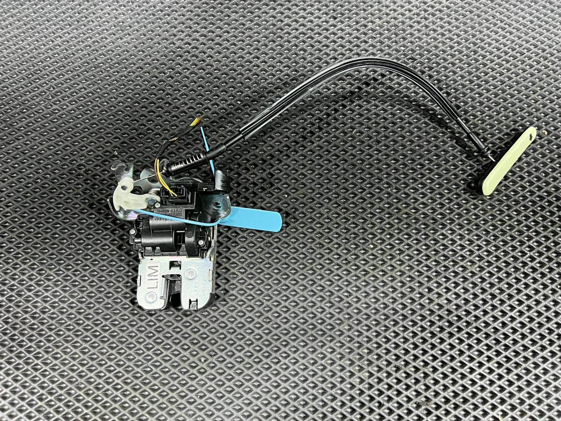 Замок багажника Audi TT 8S 2013 OEM 4H0827505