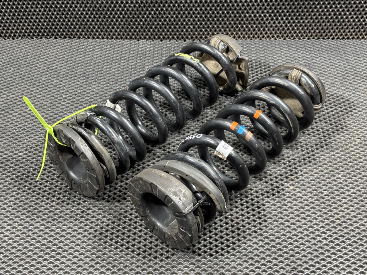 пружина задняя Jaguar F-Pace 1 поколение 2018, 2.0 л., бензин, АКПП, T4A13799, HK835534EB, T4A2350 - фото №1