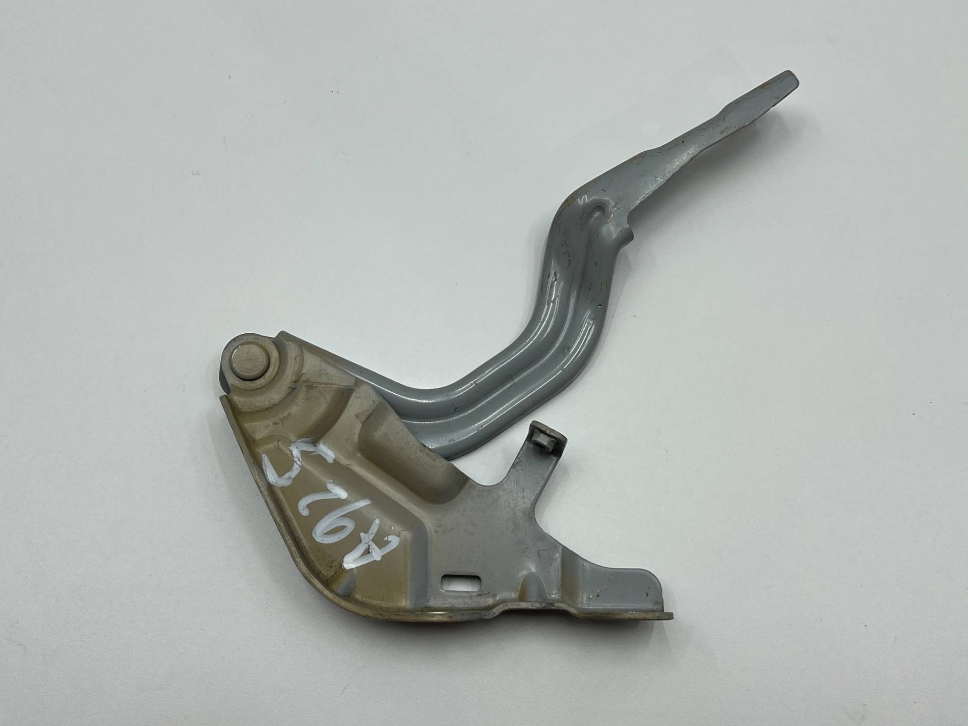 Петля капота правая Kia Carnival 4 2022 OEM 66920R0000