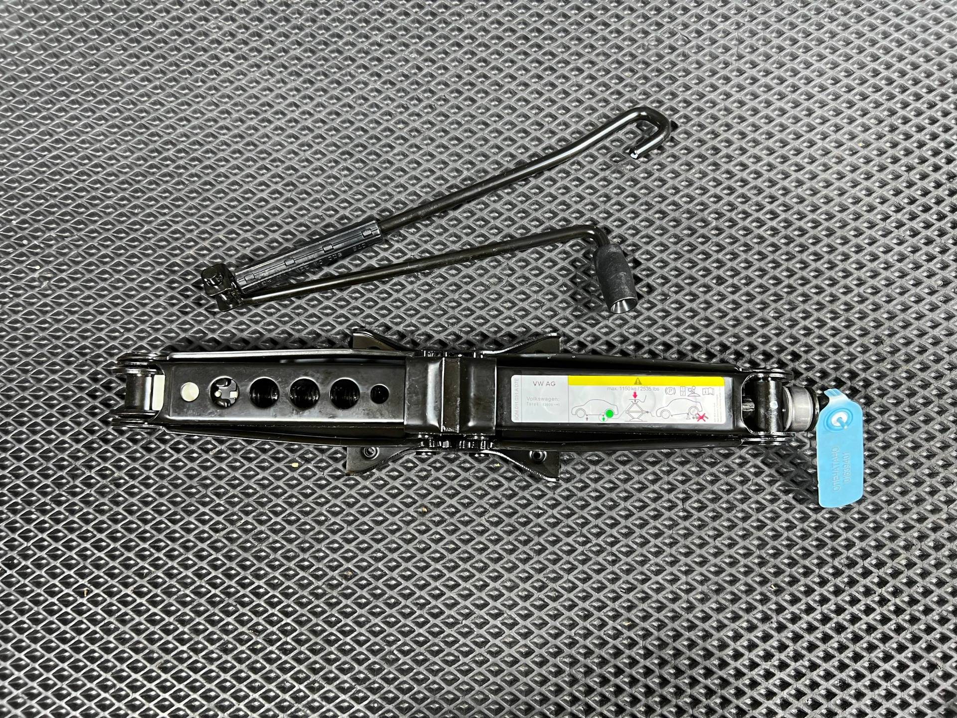 Домкрат Volkswagen Taos 1 поколение 2021 OEM 5Q0011221, 5QM011031A