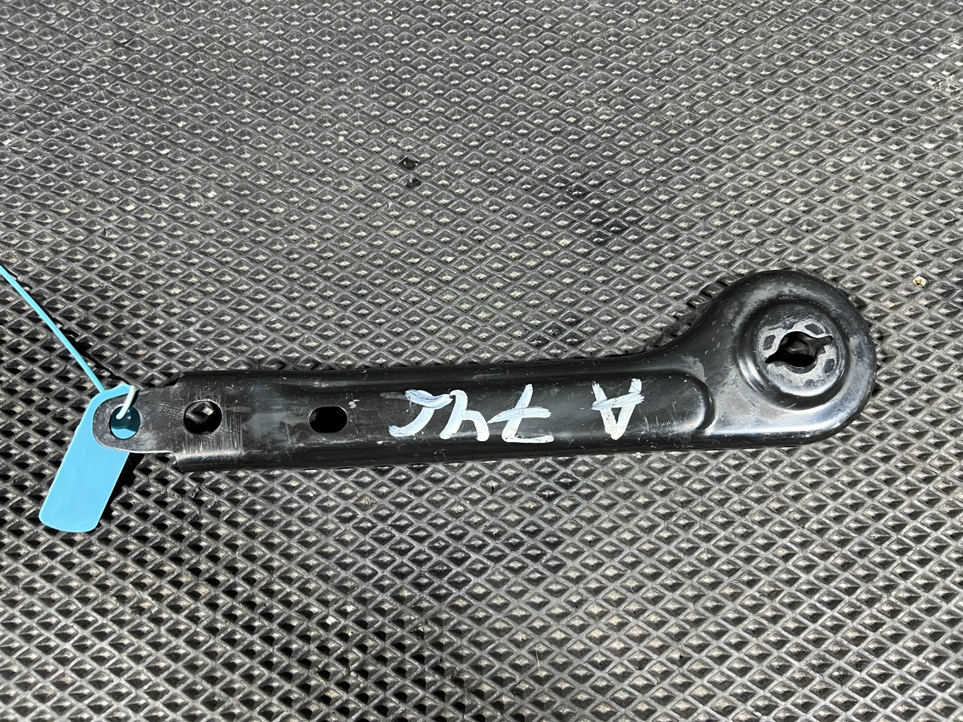 Кронштейн крепления балки подвески Kia K5 3 2021 OEM 55471L1000