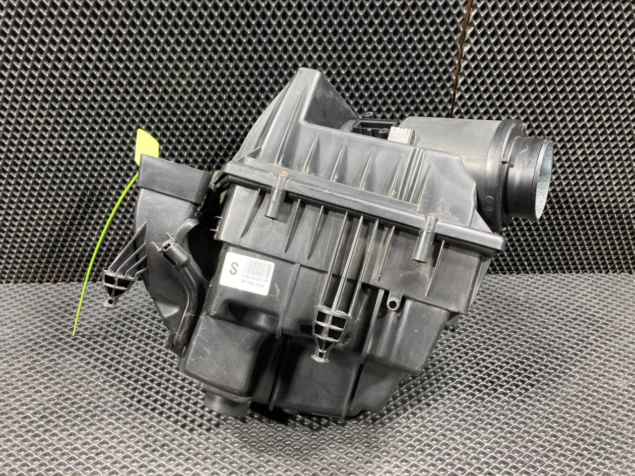 корпус воздушного фильтра Land Rover Discovery Sport 1 поколение 2016, 2.0 л., 204PT, бензин, АКПП, внедорожник 5 дв., EJ325L232BD, LR049780 - фото №1